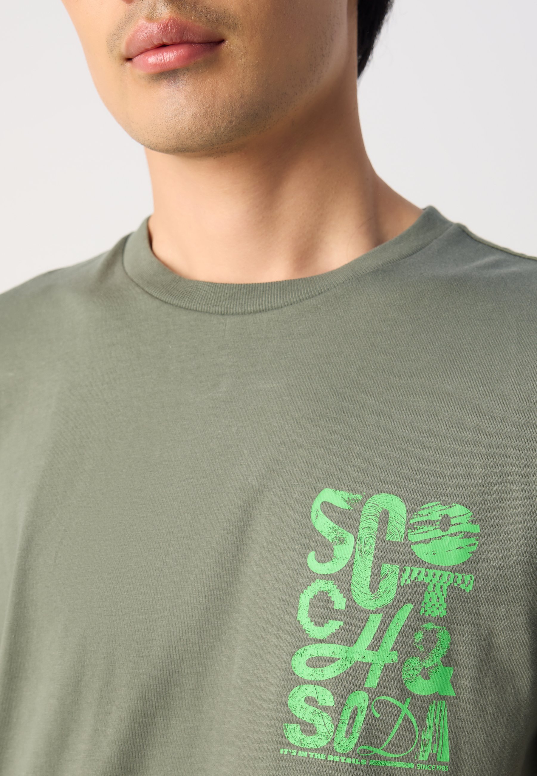 T-shirt Scotch & Soda REGULAR FIT con logo sul petto a sinistra - stampa - timo