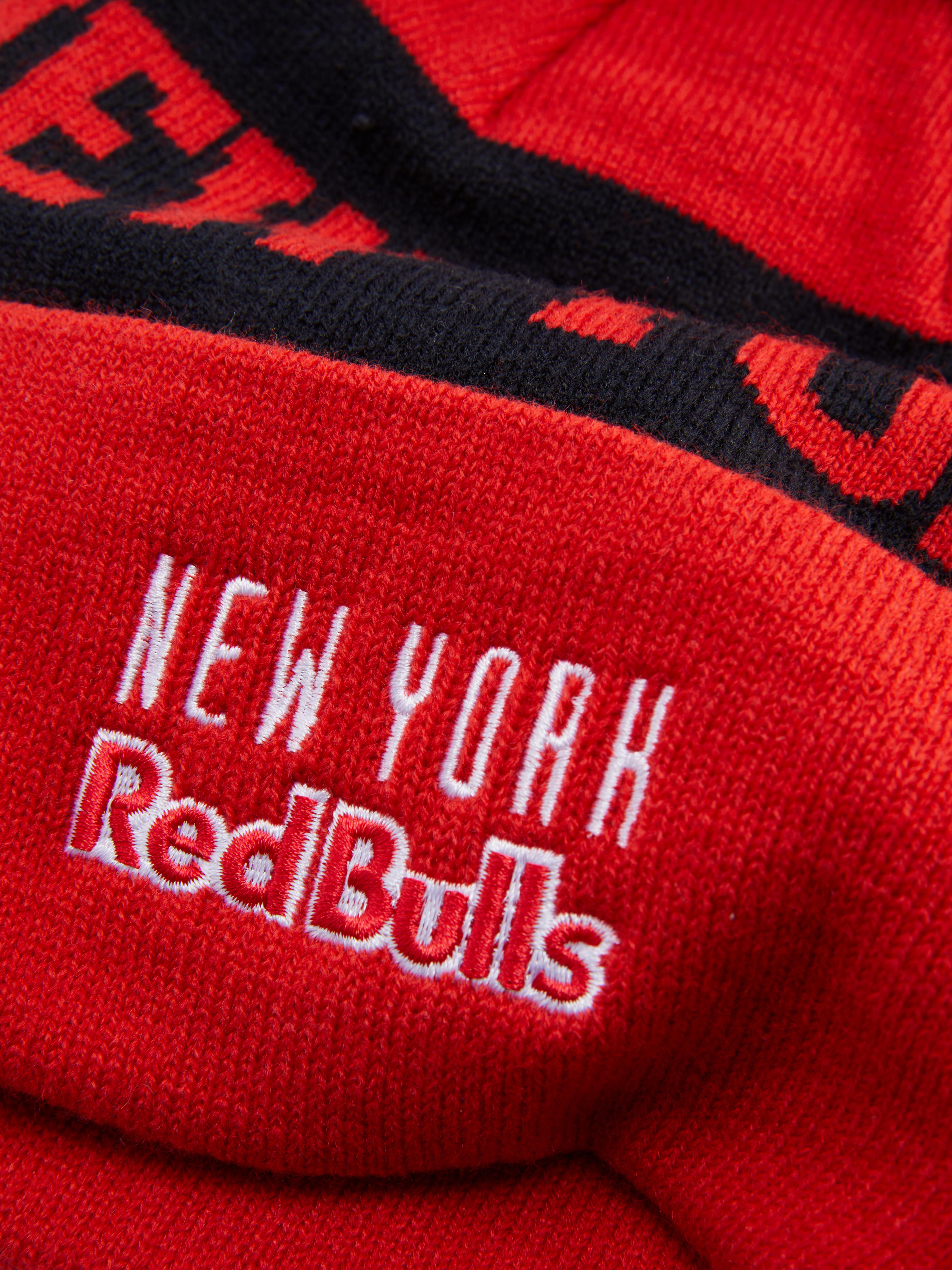 Căciulă tricotată New York Red Bulls O căciulă tricotată a echipei New York Red Bulls cu pompom deasupra
