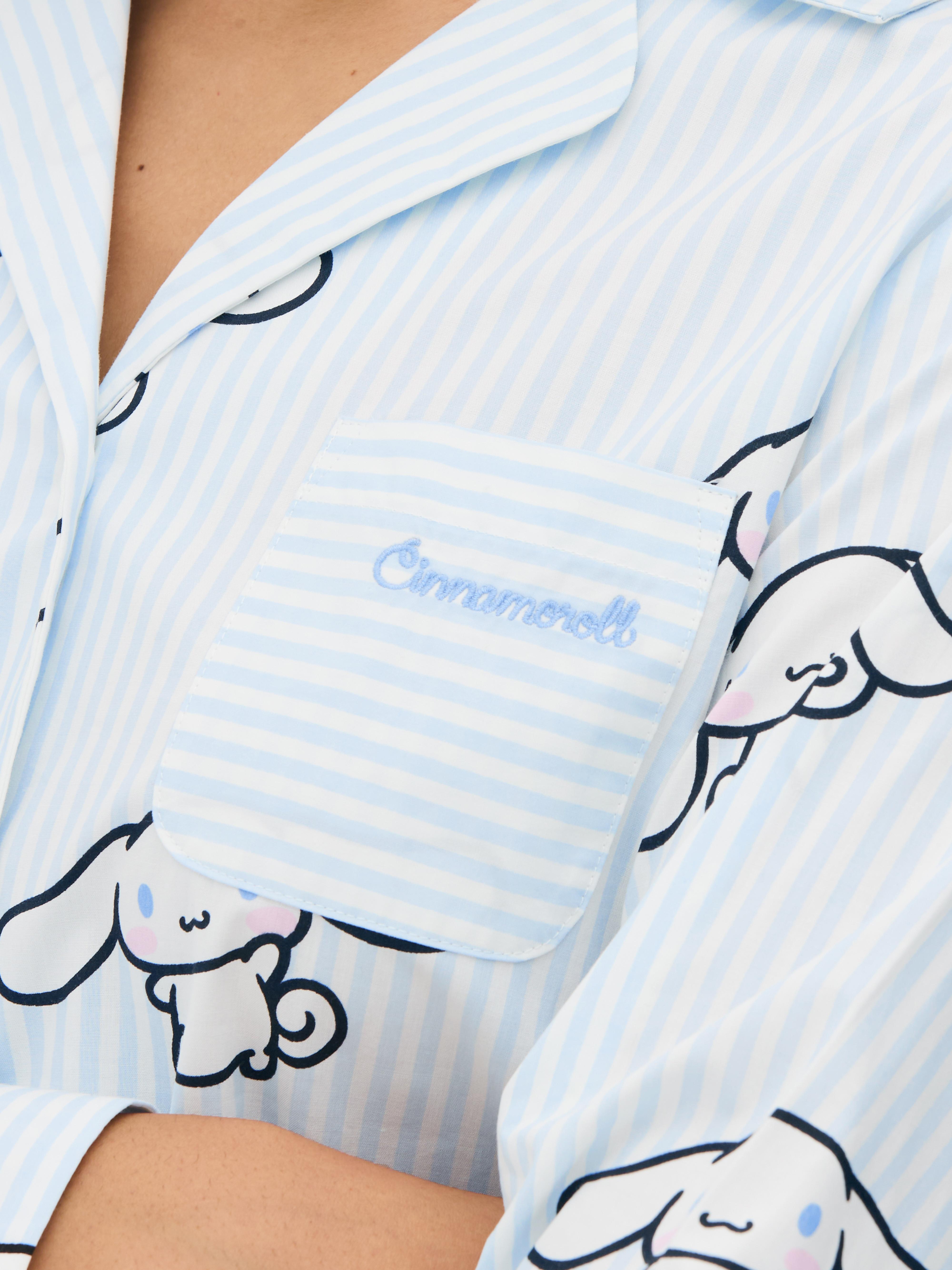 Tricou de pijama cu dungi Hello Kitty. Un tricou de pijama cu Cinnamoroll și Kitty White în rolurile principale.