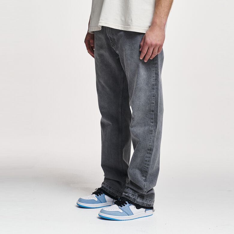Jeans Arun con orlo aperto e taglio dritto