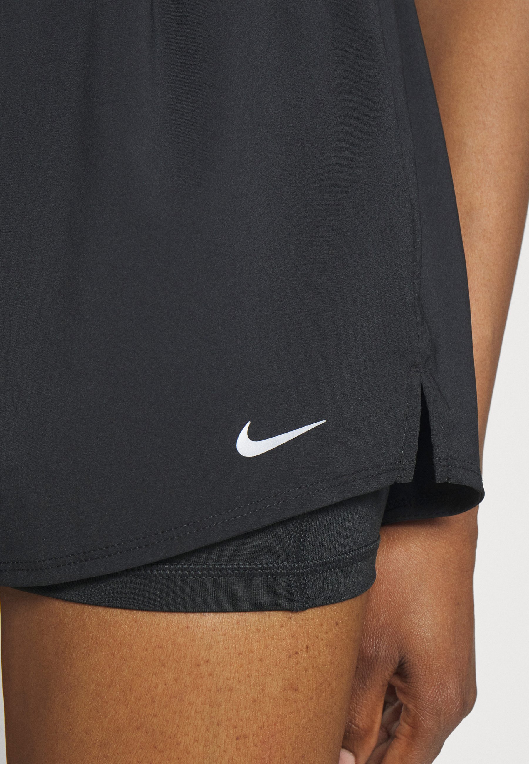 Nike Performance ONE - 2-ühes lühikesed püksid - mustad/hõbedased helkurribad