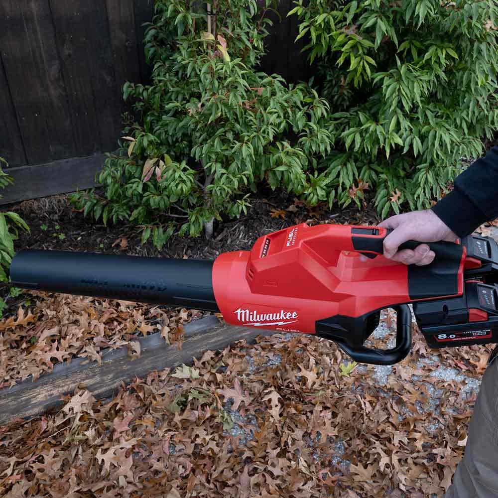 MILWAUKEE 18V FUEL™ Akku-Laubbläser mit zwei M18F2BL0 Akkus