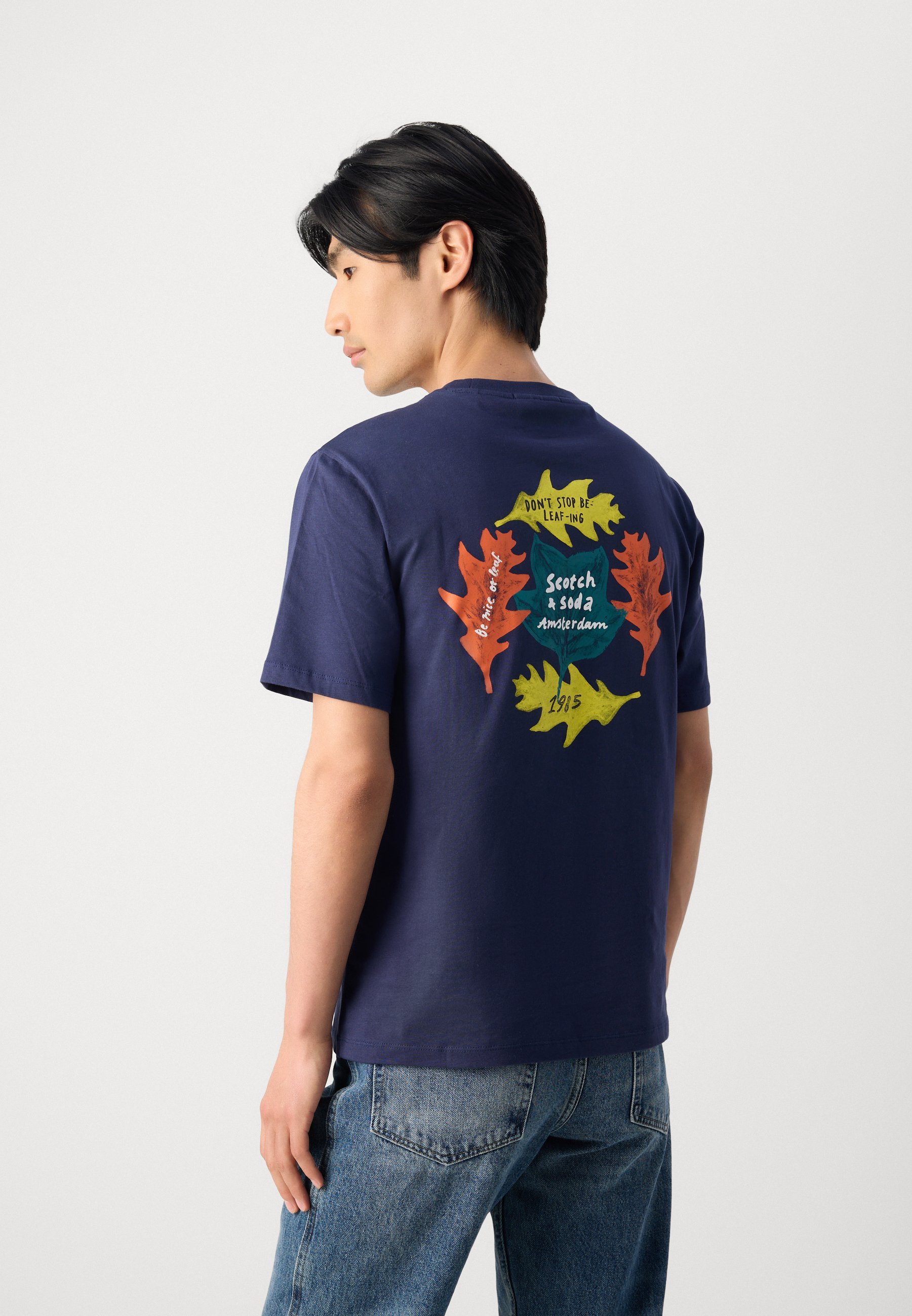 Scotch & Soda REGULAR FIT VOOR- EN ACHTERKANT - Bedrukt T-shirt - peacoat