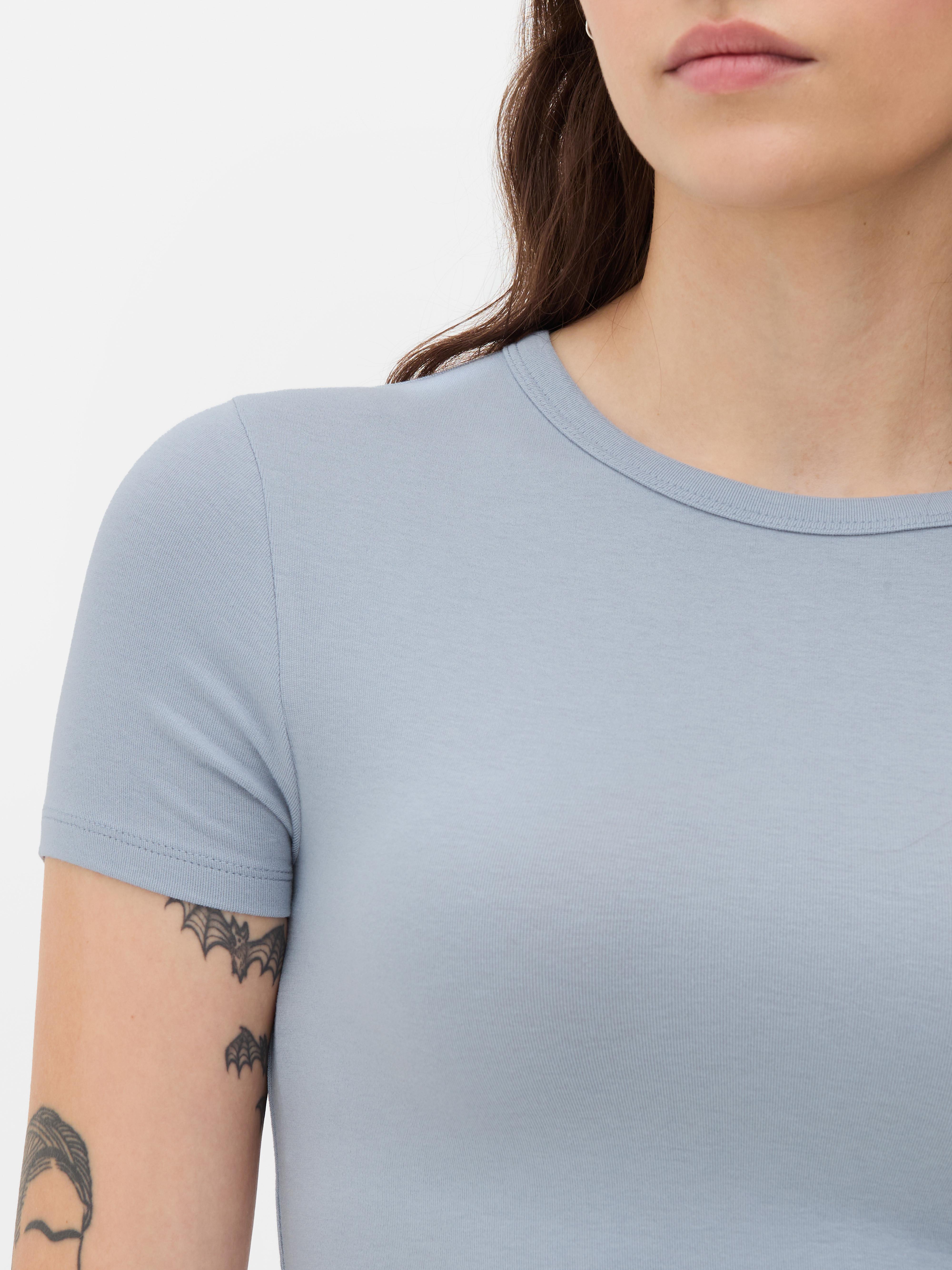Tricou cu mânecă scurtă. Gândește-te doar la posibilitățile de stil ale acestui tricou scurt.