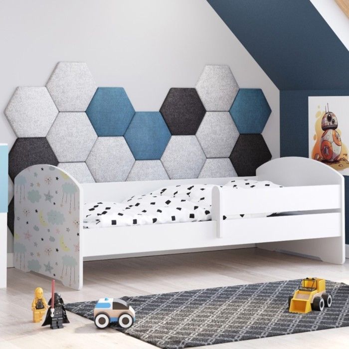 Cama infantil blanca LUK con barandilla y estampado de estrellas.