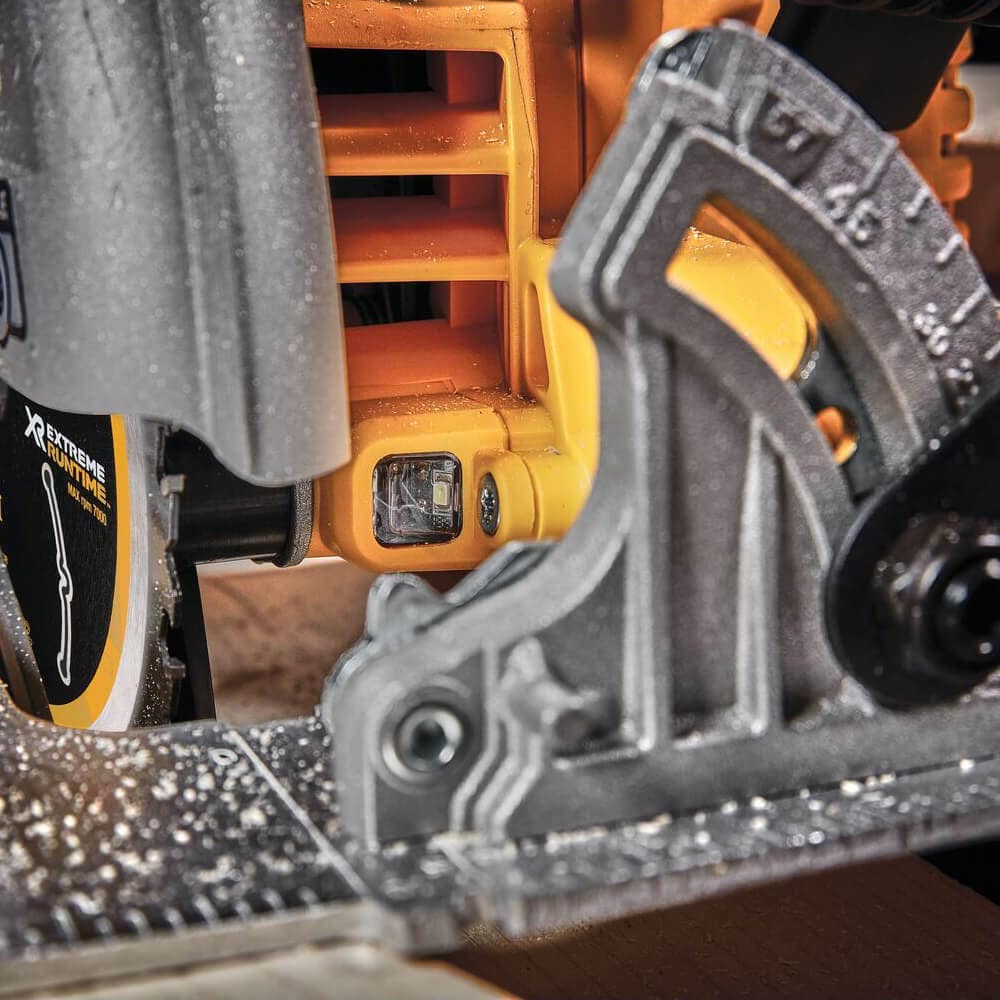Zestaw pilarki tarczowej DEWALT 18 V bezszczotkowej XR FLEXVOLT Advantage 6,0 AH DCS573T1-XE