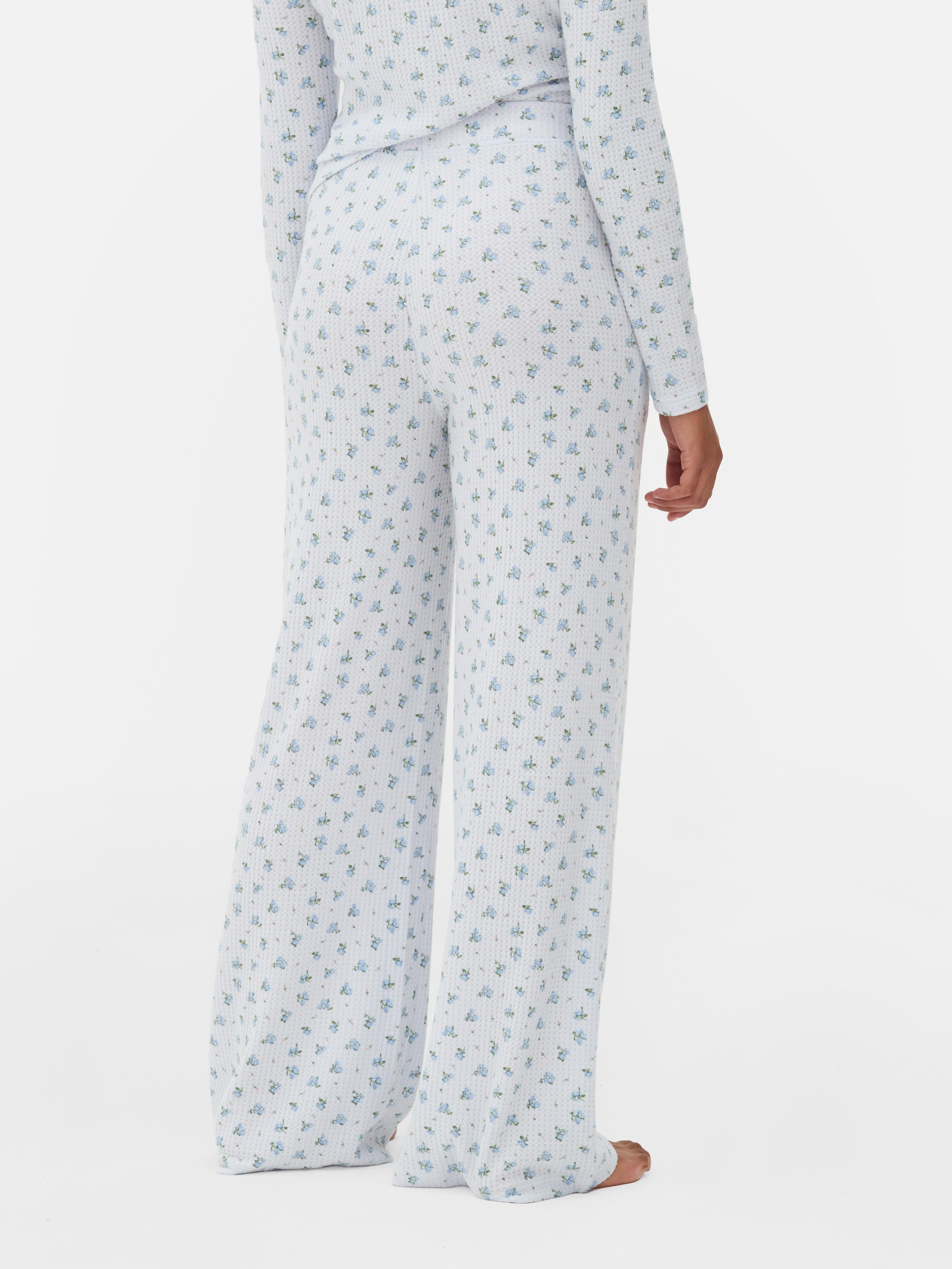 Pantaloni de pijama cu imprimeu floral, cu croială largă. Acești pantaloni de pijama cu croială largă, cu textură tip waffle, sunt o pijamale esențială.