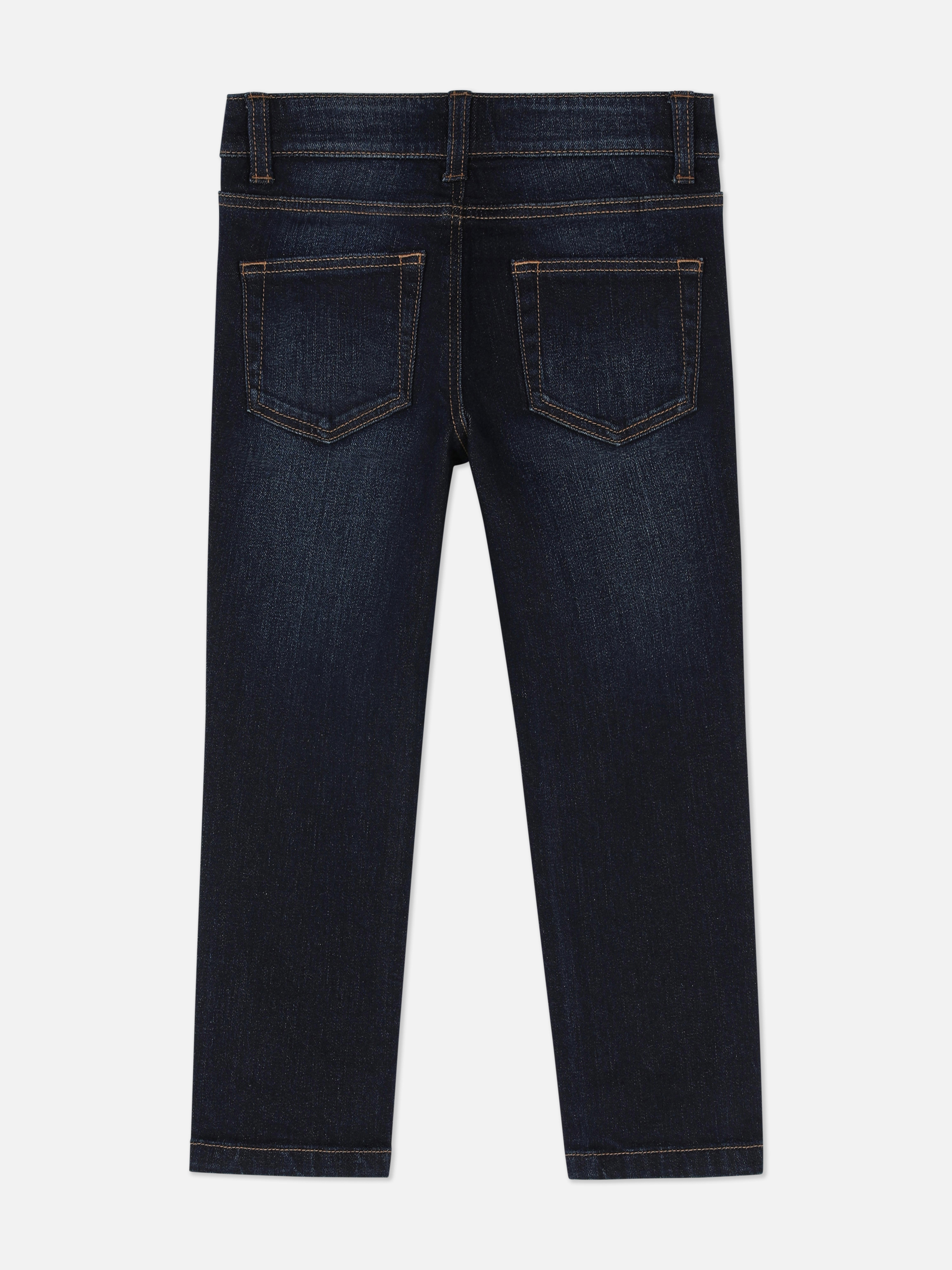 Blugi slim fit pentru băieți. O pereche cool de blugi slim fit cu găici pentru curea și nasturi în față.