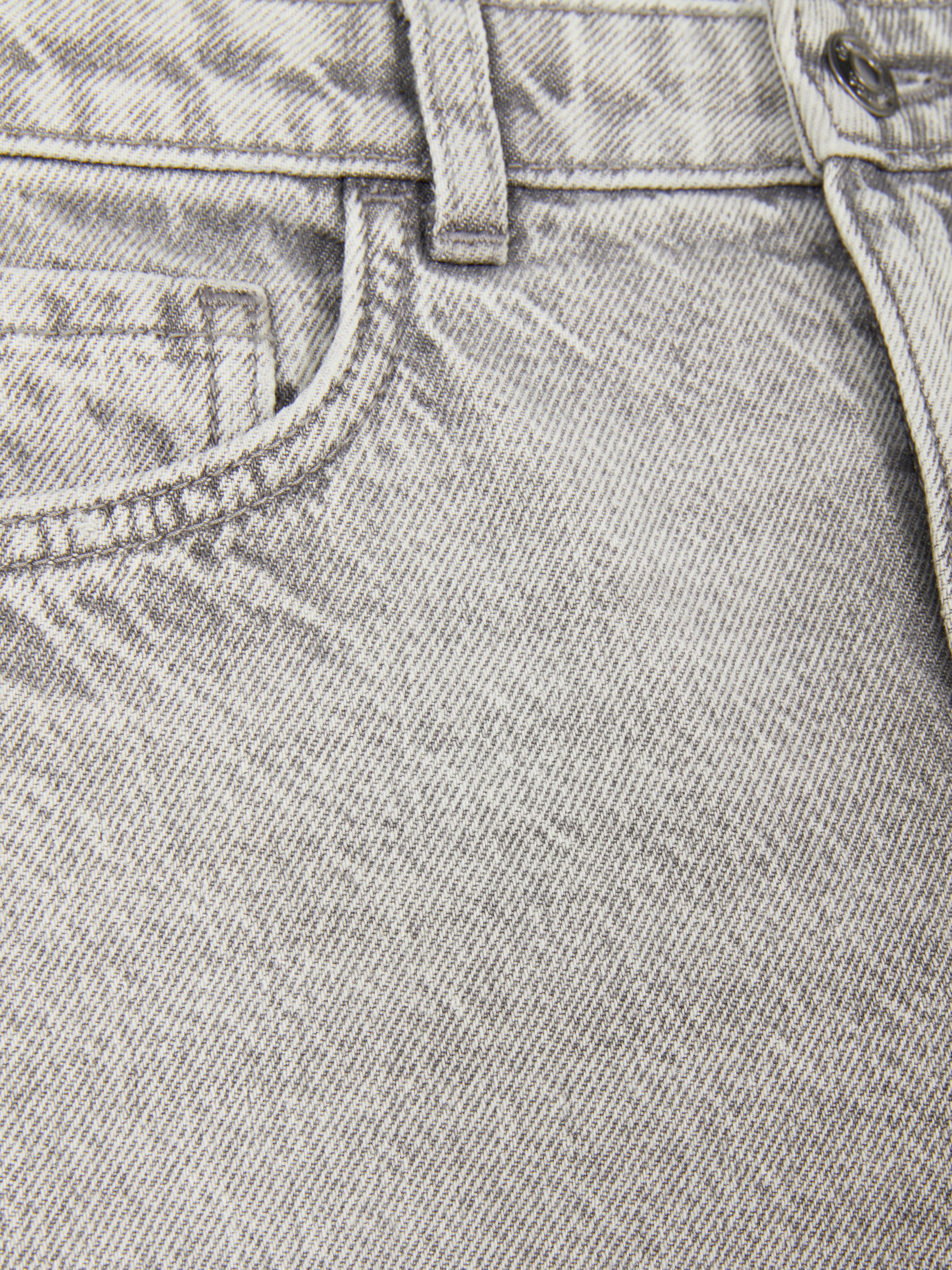 Blugi cu croială largă și crăpături. Acești blugi cu croială largă ar putea deveni noul lor favorit din denim.
