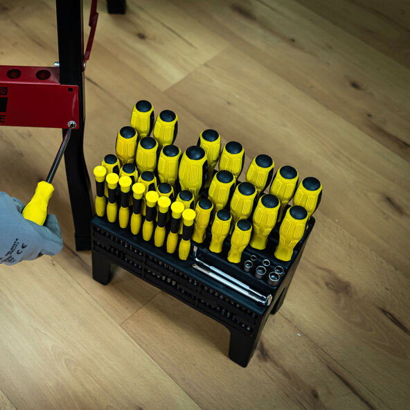 Screwdriver and bit set, 100 pieces.