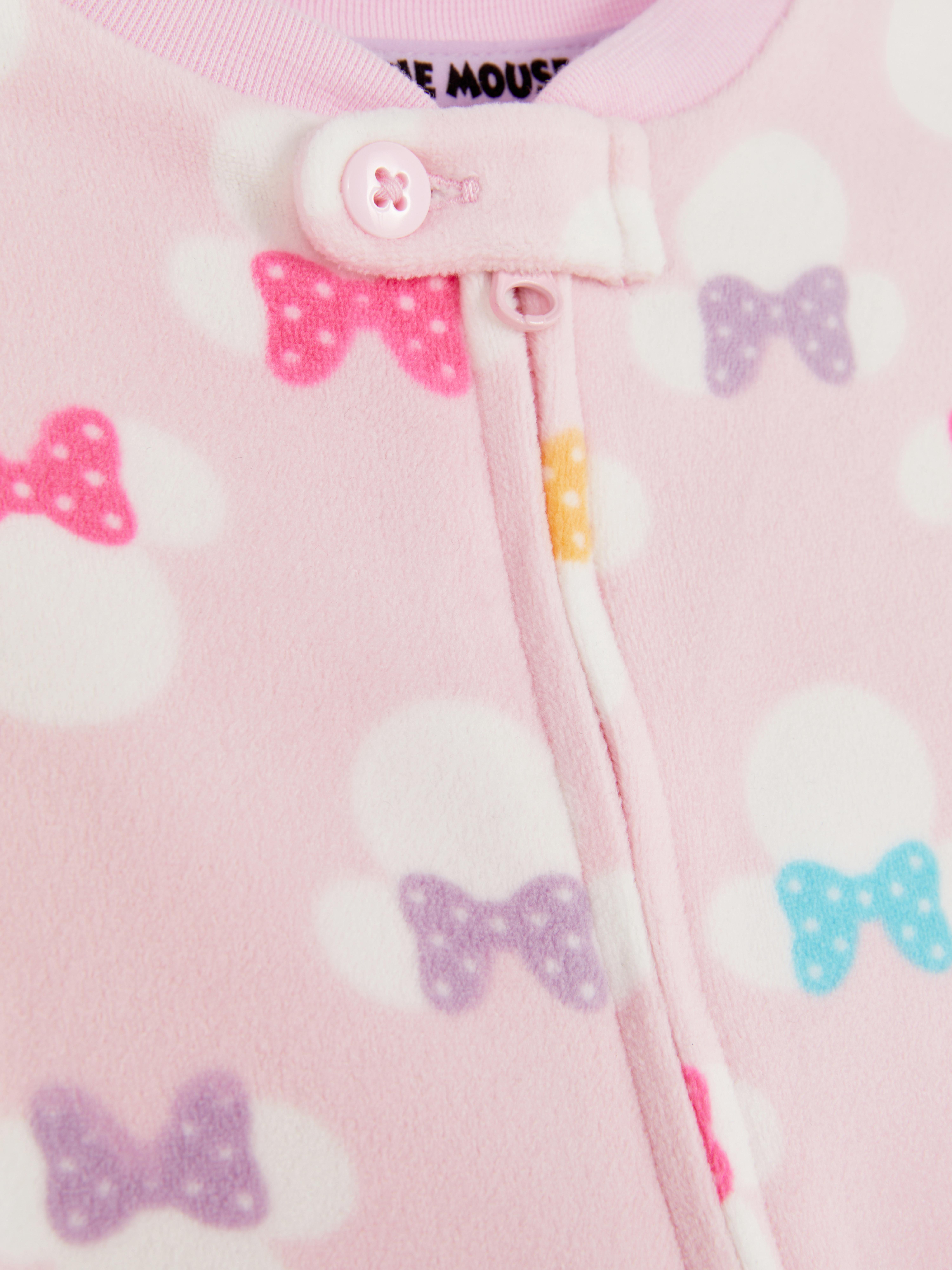 Pijamale Disney Minnie Mouse din fleece Micuța ta mini-eu arată adorabil în acest pijamale Disney din fleece moale.