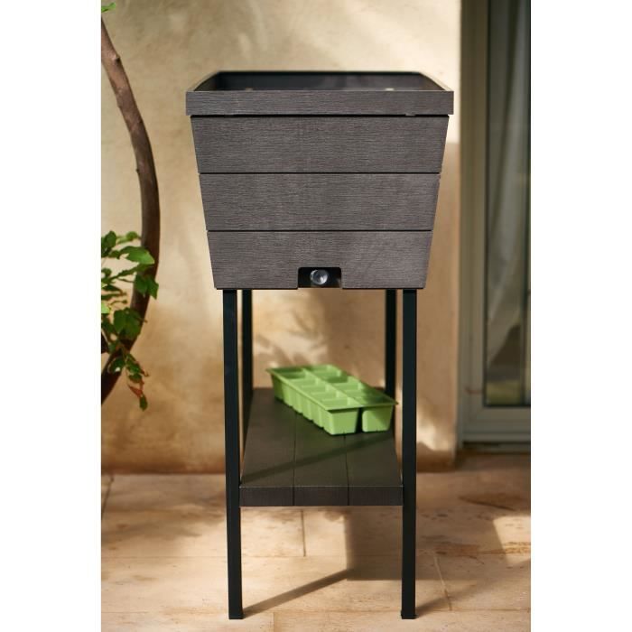 Canteiro elevado KETER com pés, ideal para áreas urbanas - com aparência de madeira.