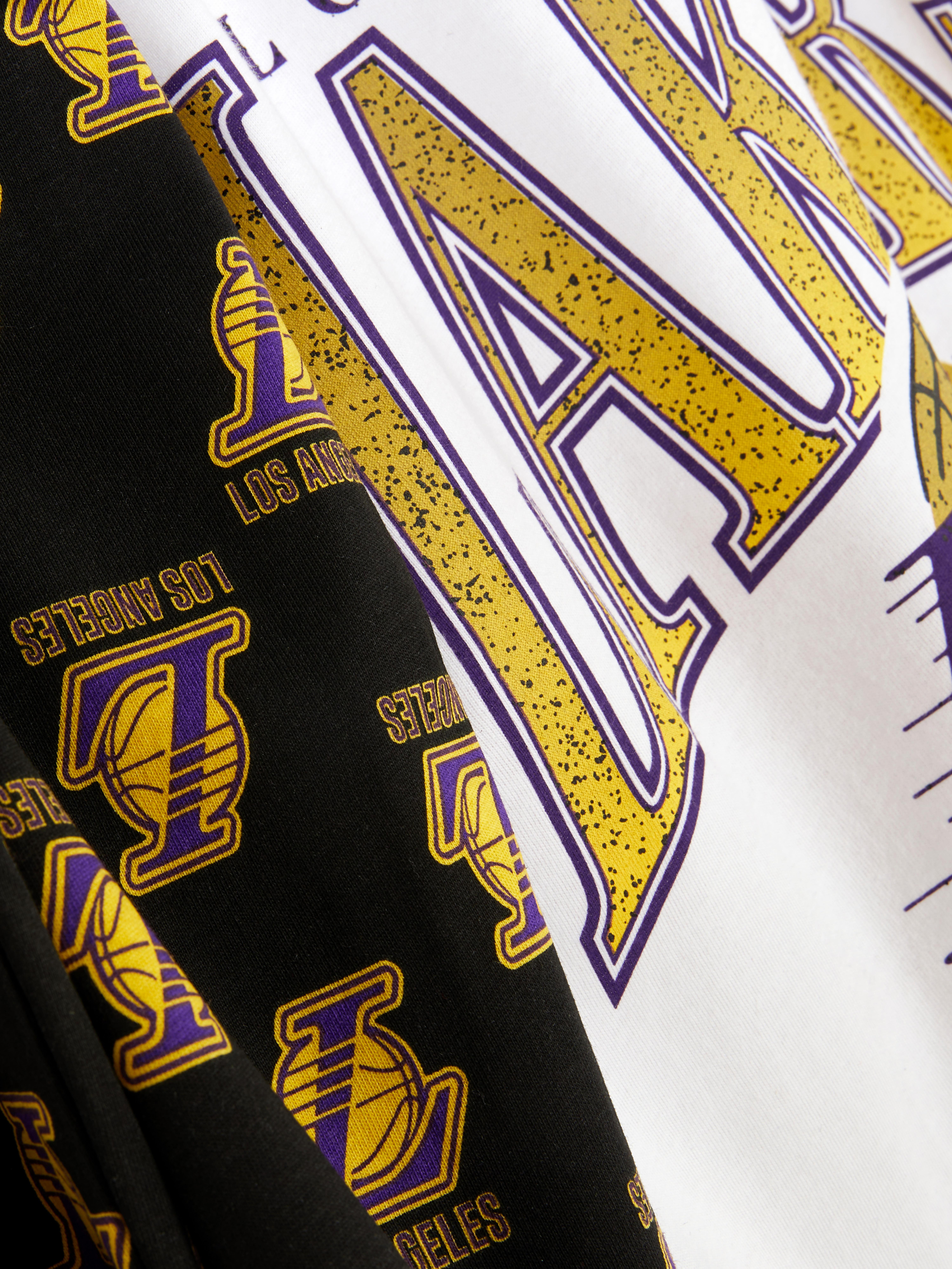 Pijama NBA LA Lakers Un set de pijamale format din tricou și pantaloni cu un design LA Lakers