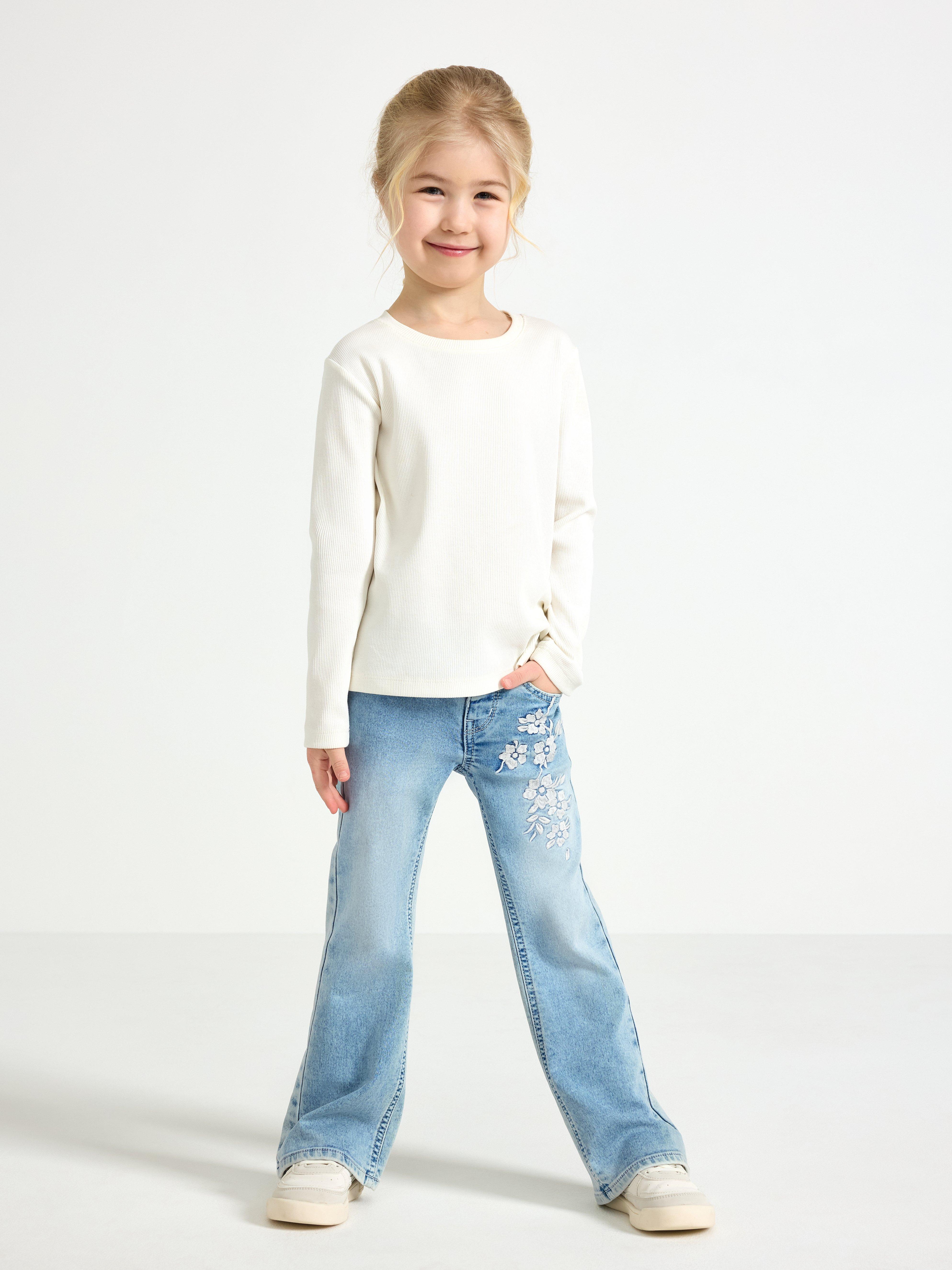 FREJA Jeans acampanados con bordados, mezclilla clara