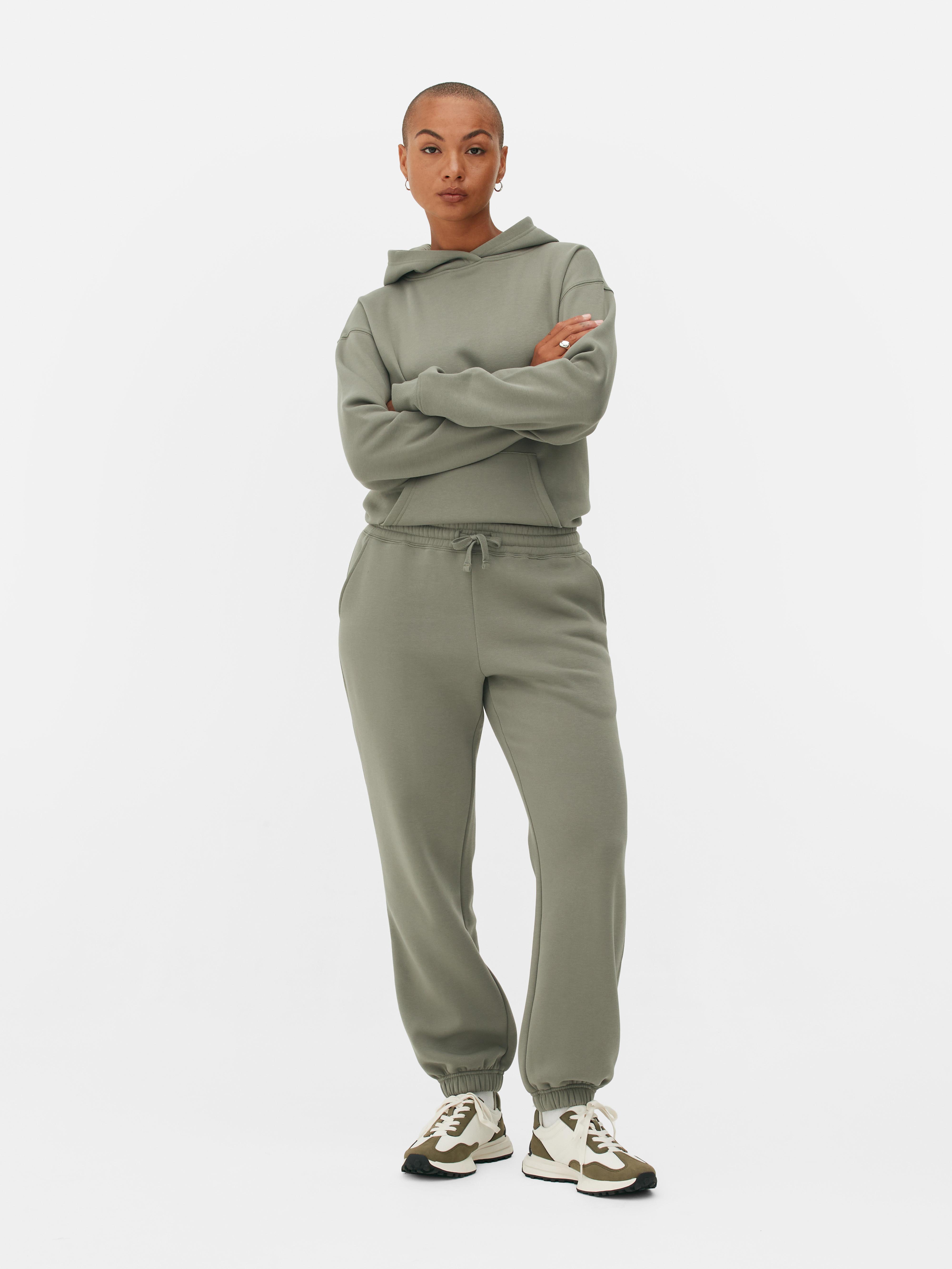 Pantaloni de jogging simpli cu croială regulată. Acești pantaloni de jogging cu manșete până la gleznă sunt indispensabili în garderoba ta casual.