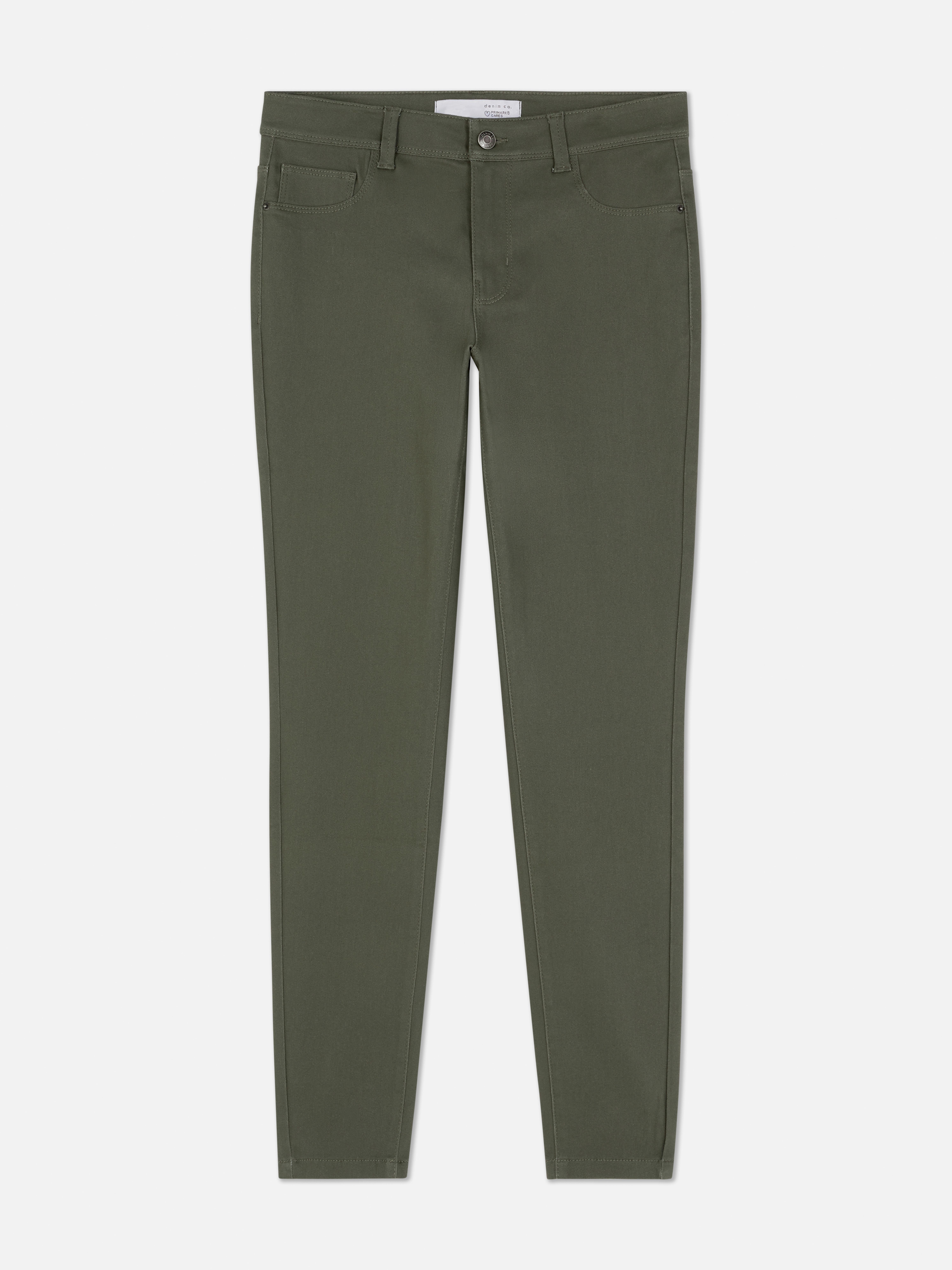 Blugi skinny simpli cu talie medie. Blugii sunt un must-have, iar noi adorăm acest stil mulat.