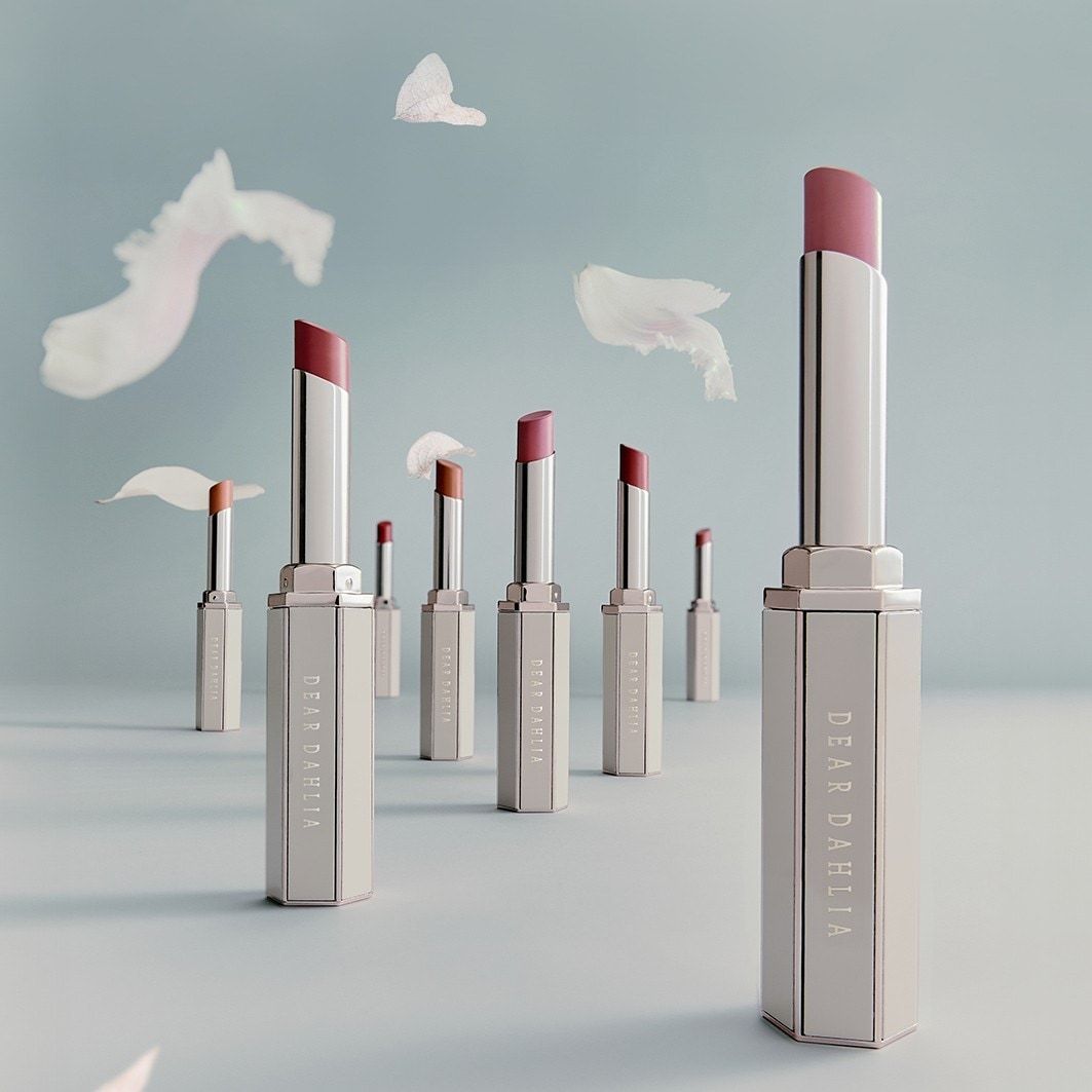 „Dear Dahlia“ lūpų dažai „Lip Allure“ skaidrūs aksominiai – 2,5 g