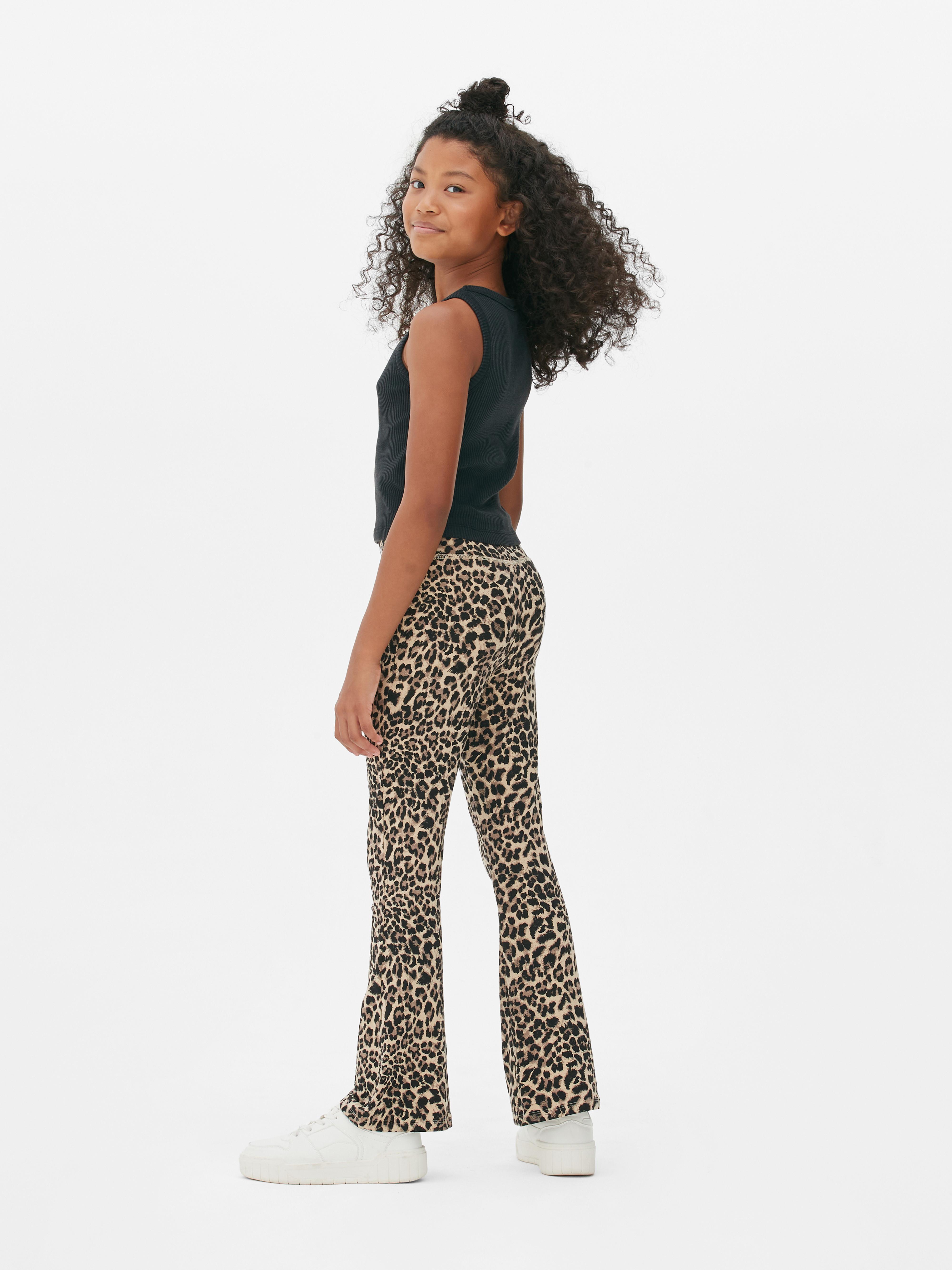 Legging met wijd uitlopende pijpen en luipaardprint Deze legging heeft een elastische tailleband en een funky dierenpatroon