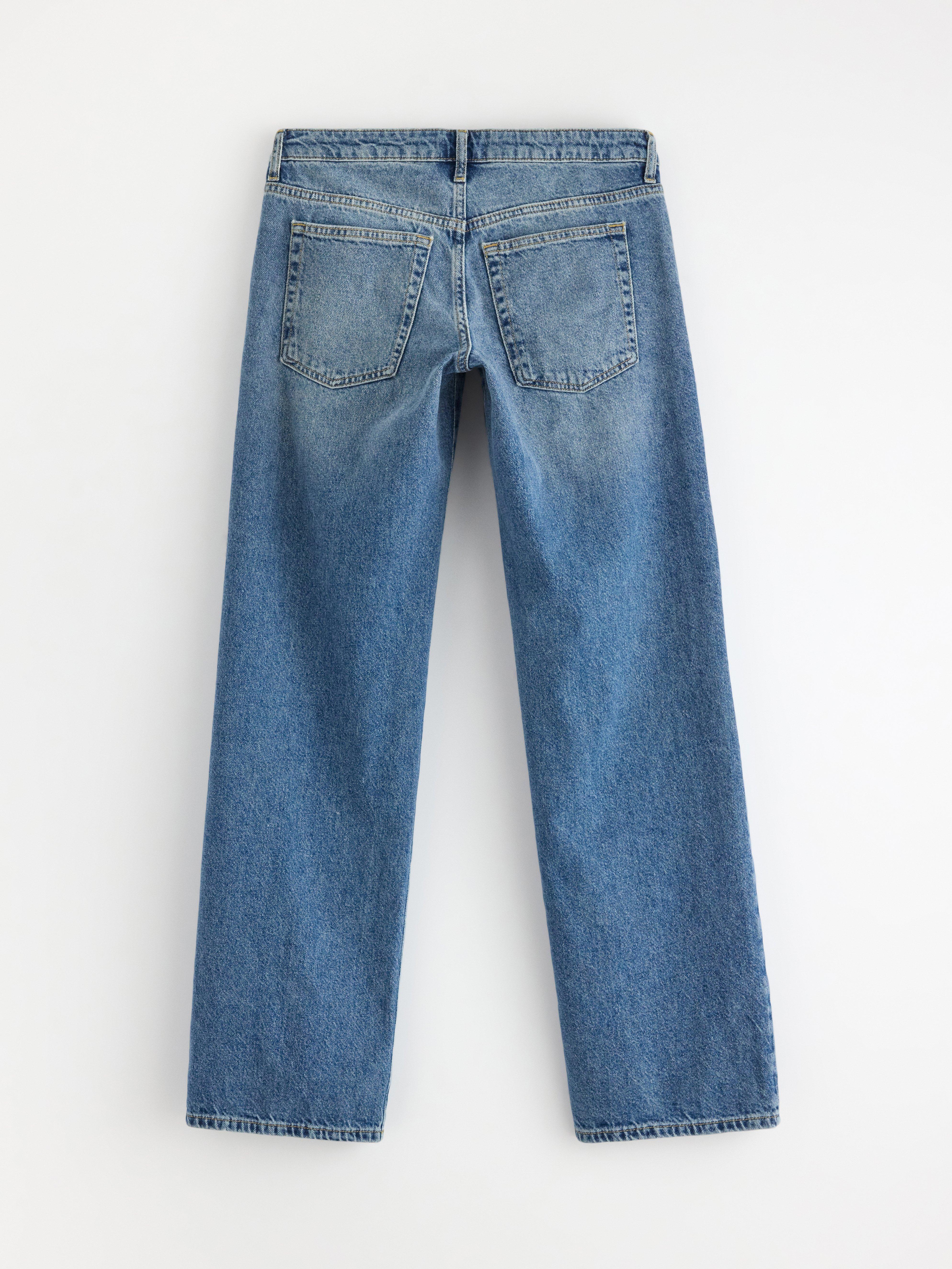 Calça jeans reta de cintura baixa, azul denim.
