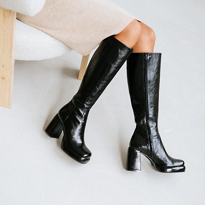 Bottes à talons et plateformes  en cuir brillant noir