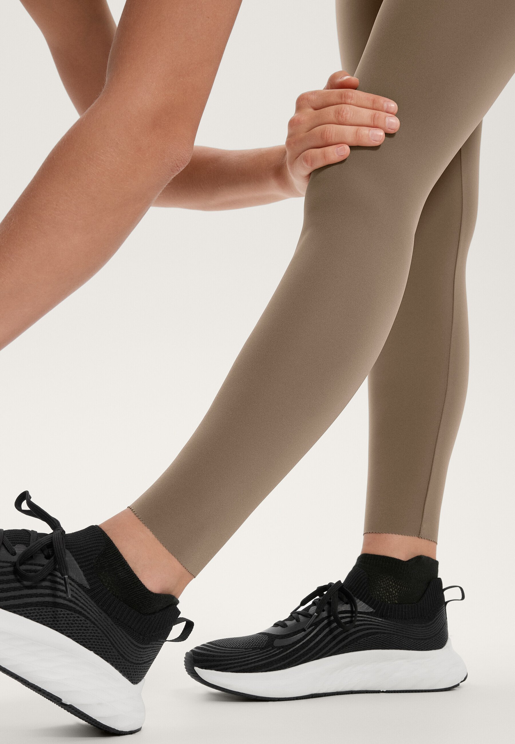 OYSHO KOMPRESSZÍV TAGIZMÓS MAGAS DEREKŰ, 65 CM-ES BOKAHOSSZÚSÁGÚ - Leggings - bézs