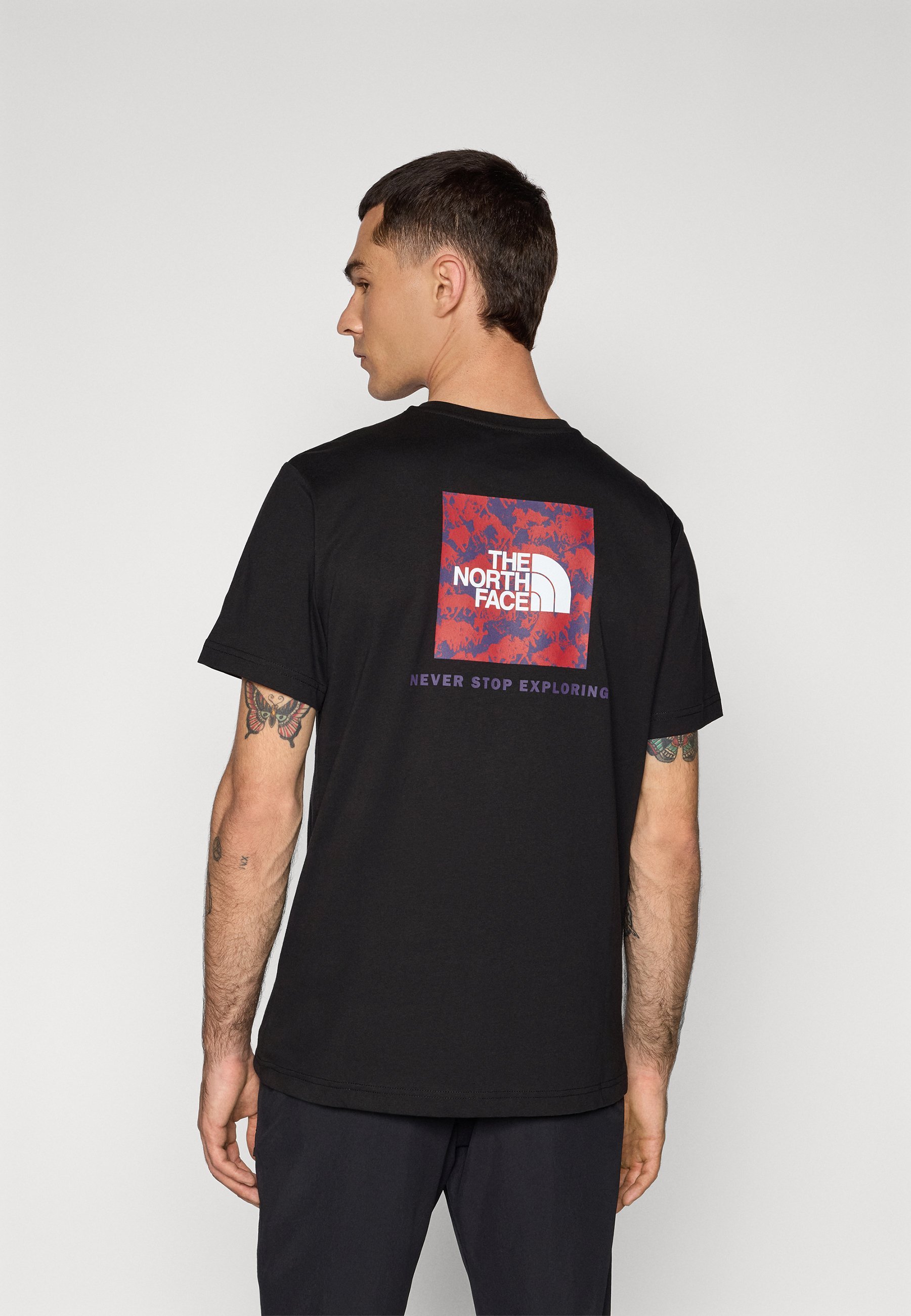 The North Face BOX NSE RAKU HORSE INFILL TEE - T-shirt met print - zwart/kardinaalrood