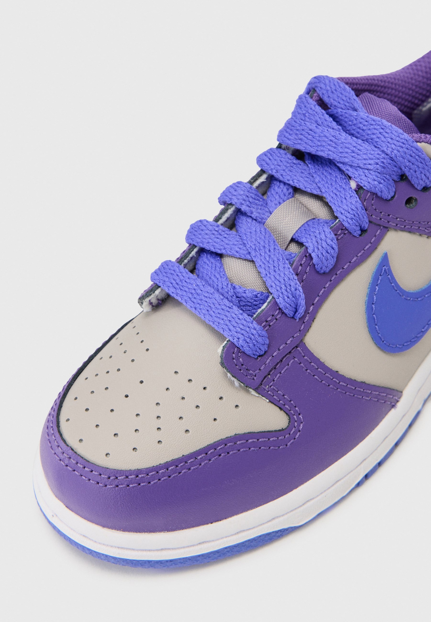 Nike Sportswear DUNK LOW UNISEX - Sneakers - collegegrijs/Perzisch violet/wilddruif/wit