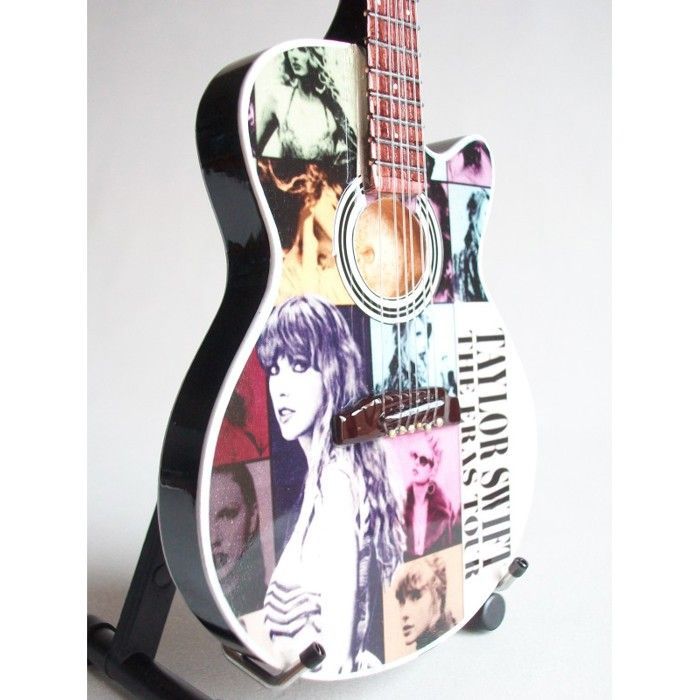 Guitarra acústica en miniatura de la gira The Eras de Taylor Swift