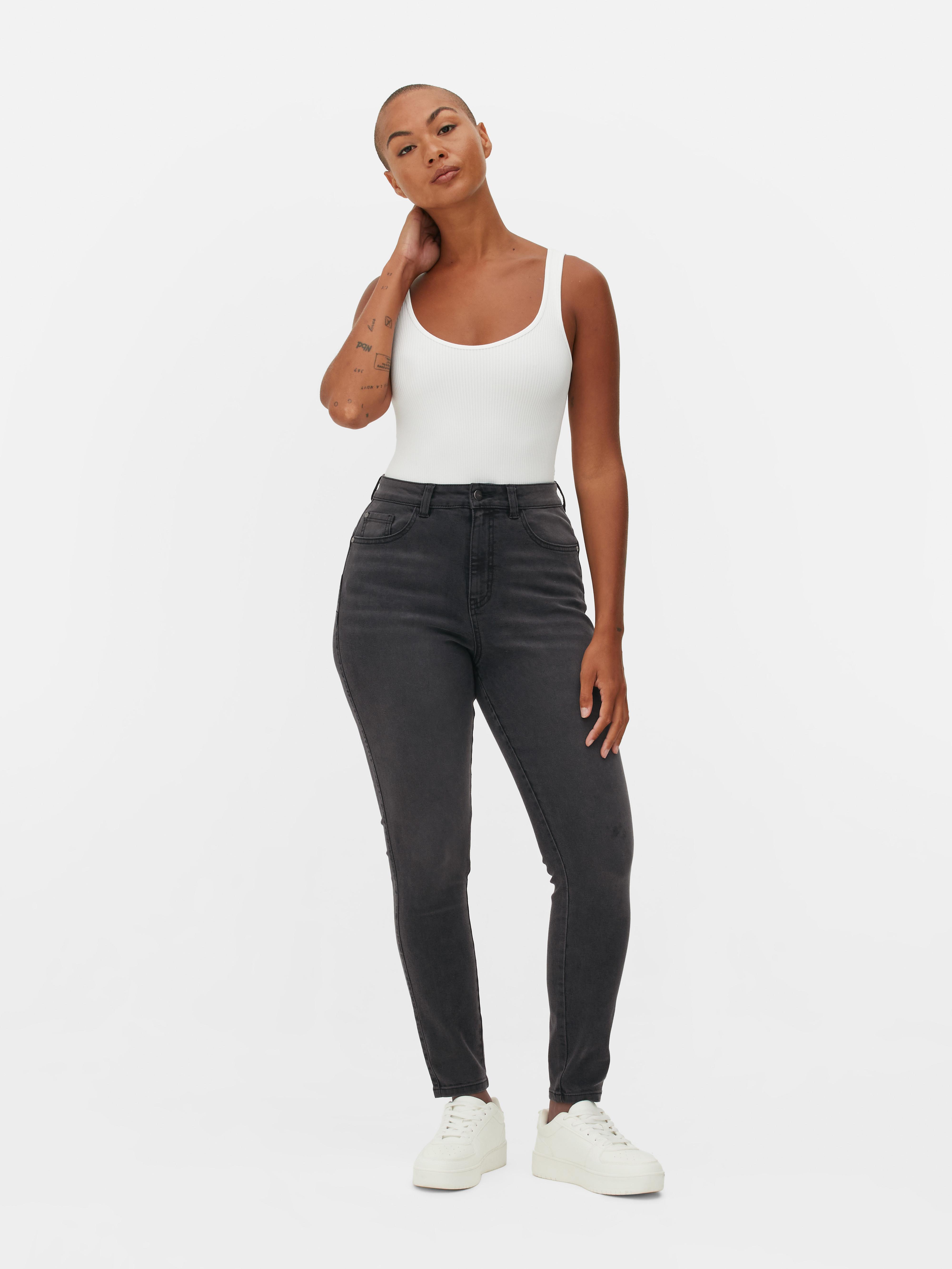 Jeans skinny modellanti. Jeans skinny con passanti per cintura, chiusura con bottone e dettagli sulle tasche.