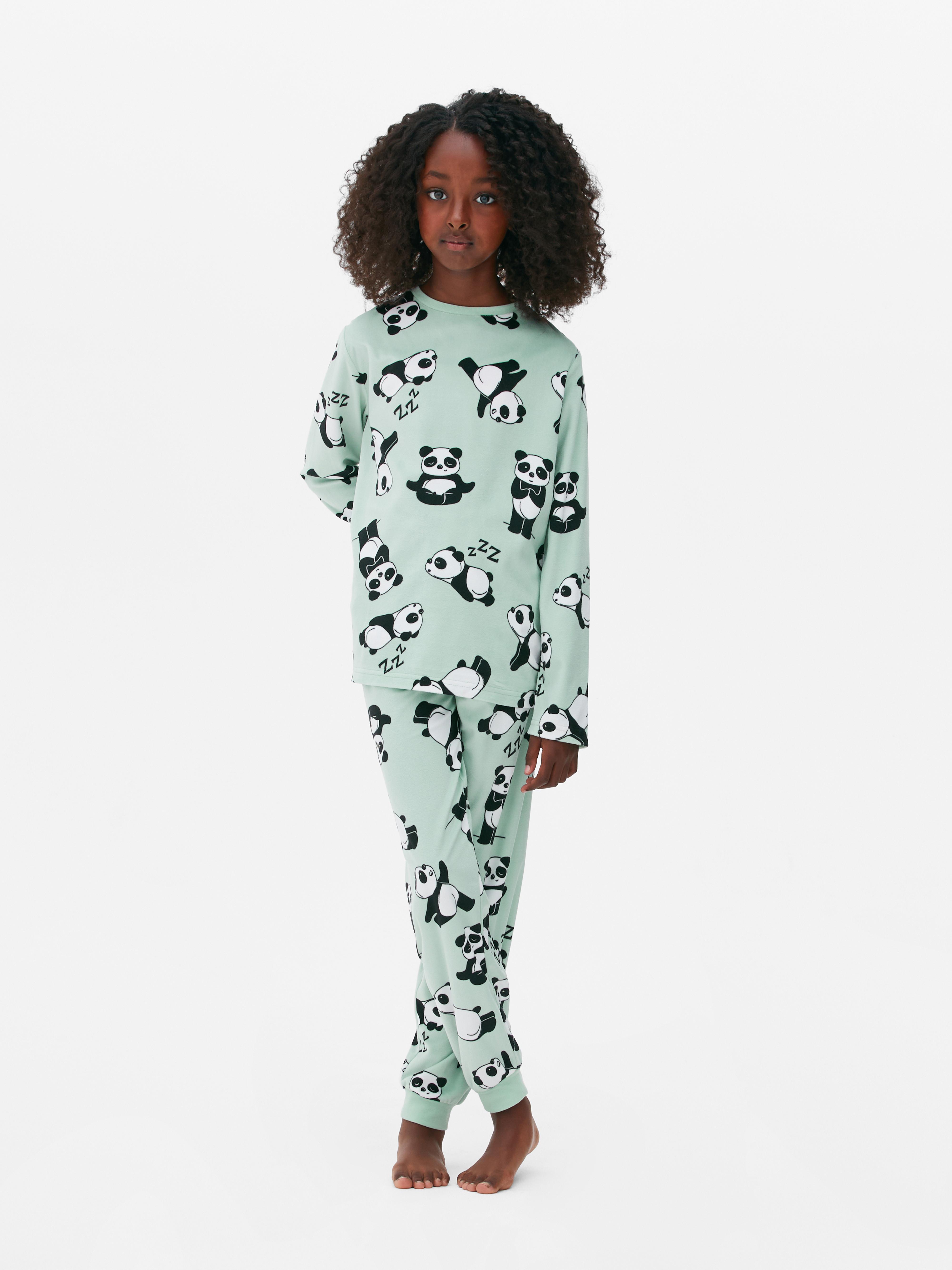Langer Velourspyjama mit Panda-Print. Ein kuscheliger Pyjama mit langen Ärmeln, Bündchen an den Knöcheln und lässigem Charme.