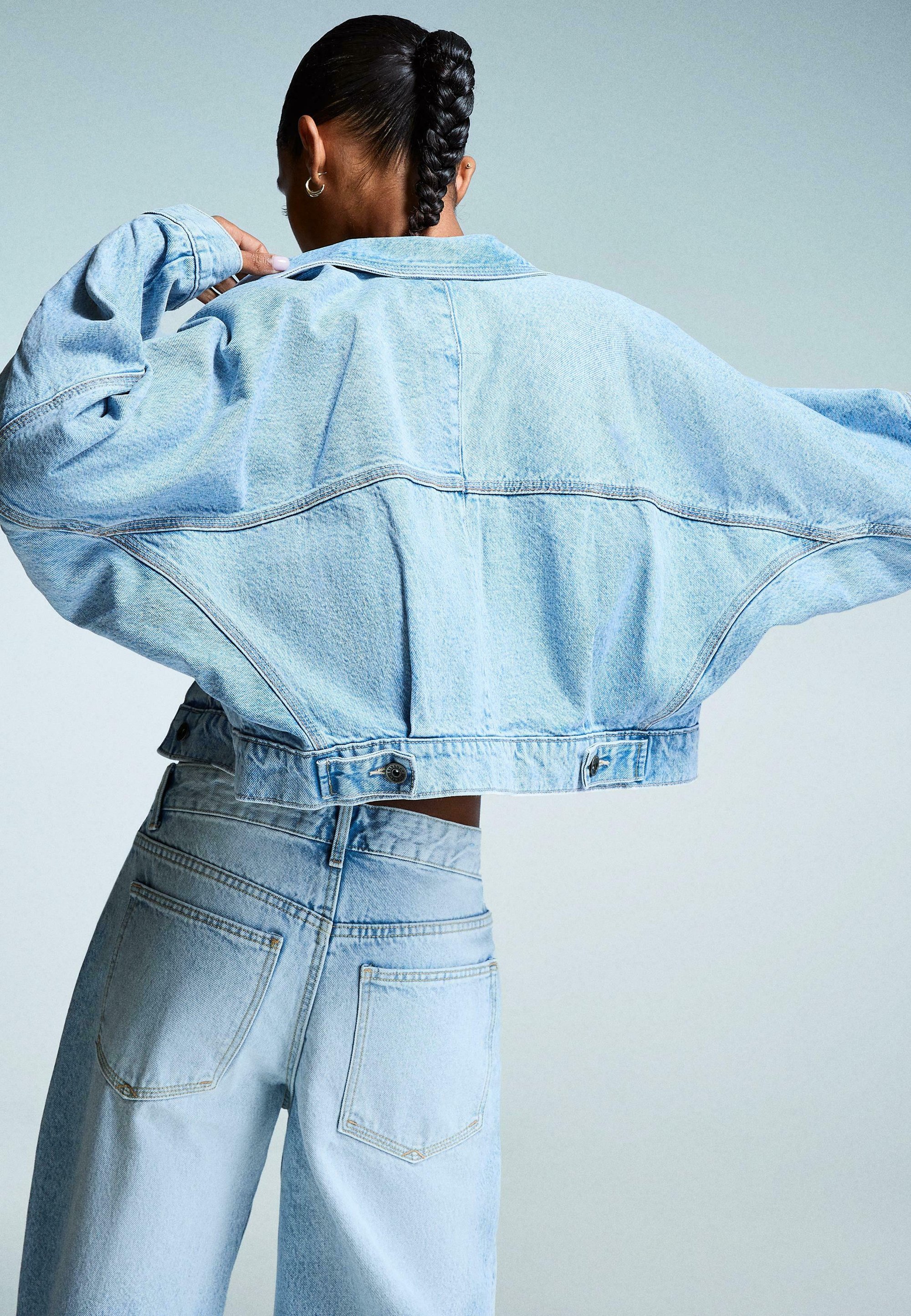 „Bershka CROPPED“ – džinsinis švarkas – šviesiai mėlynas džinsas