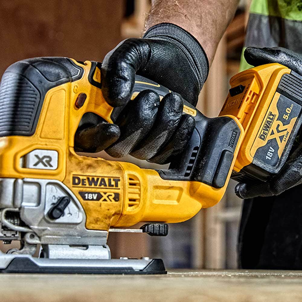 DEWALT 18V borstelloze decoupeerzaag met bovenhandgreep DCS334N-XJ