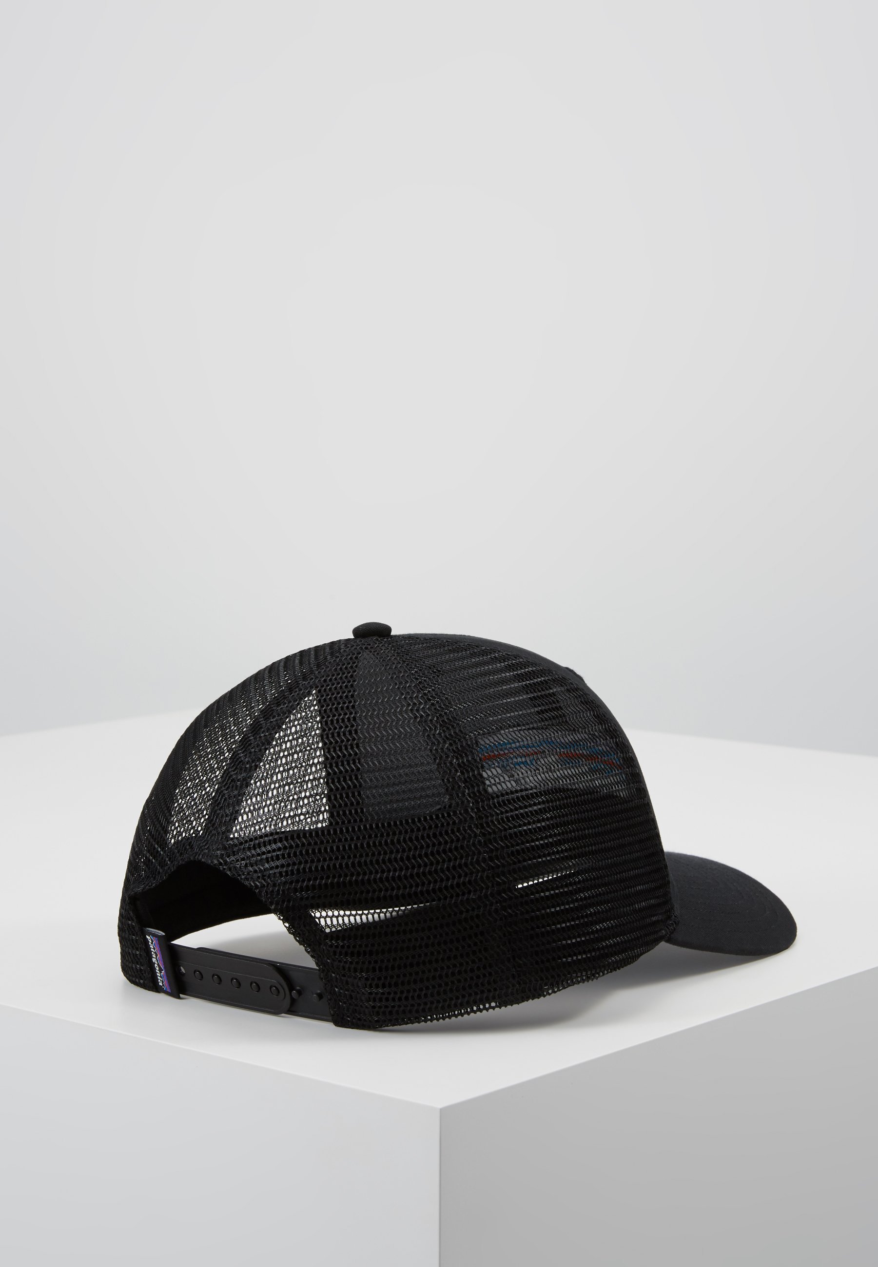 Patagonia P-6 LOGO TRUCKER HAT UNISEX - Pet - zwart