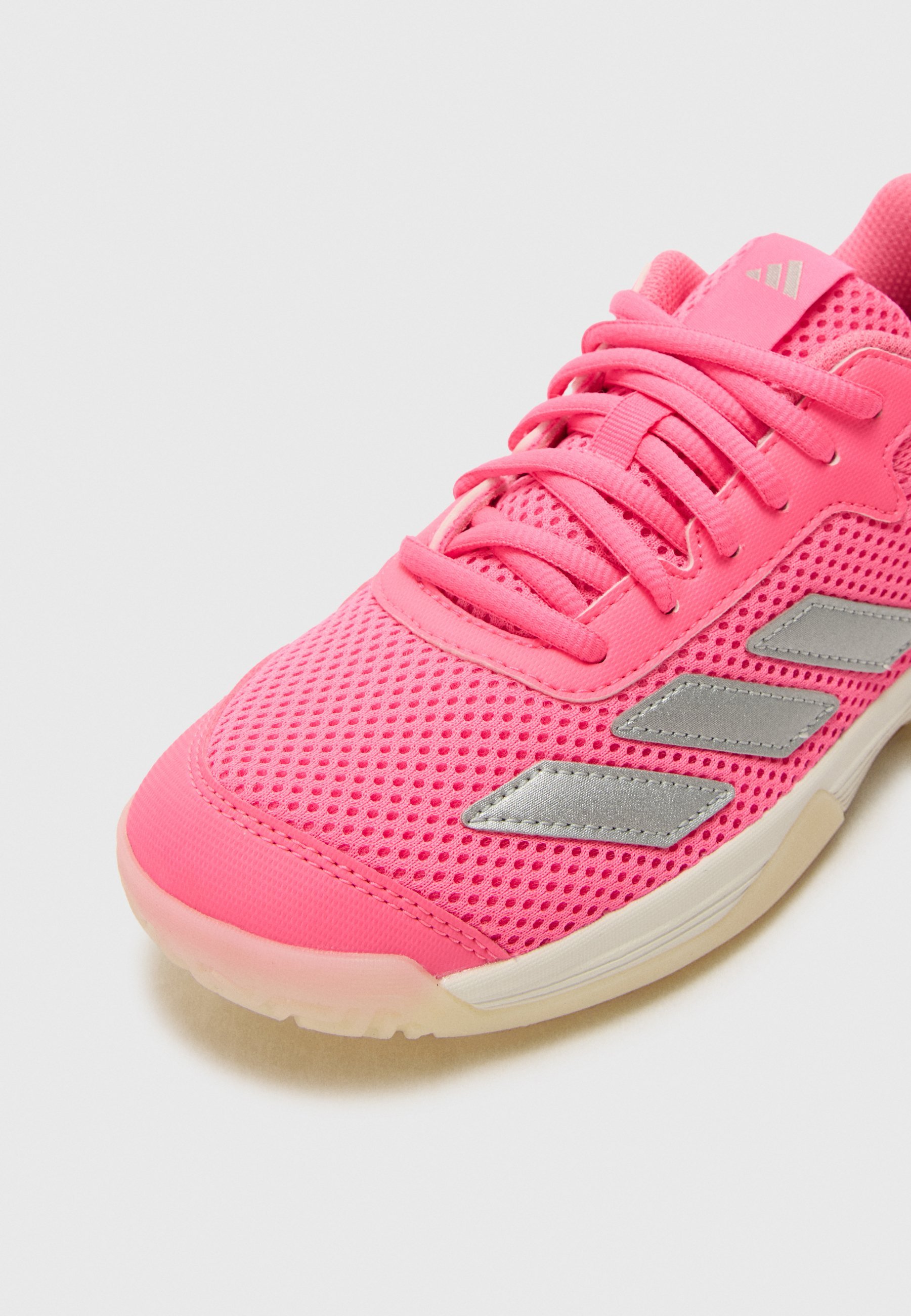 adidas Performance COURTFLASH UNISEX - Multicourt tennisschoenen - helder roze/zilverkleurig/gelukzalig roze