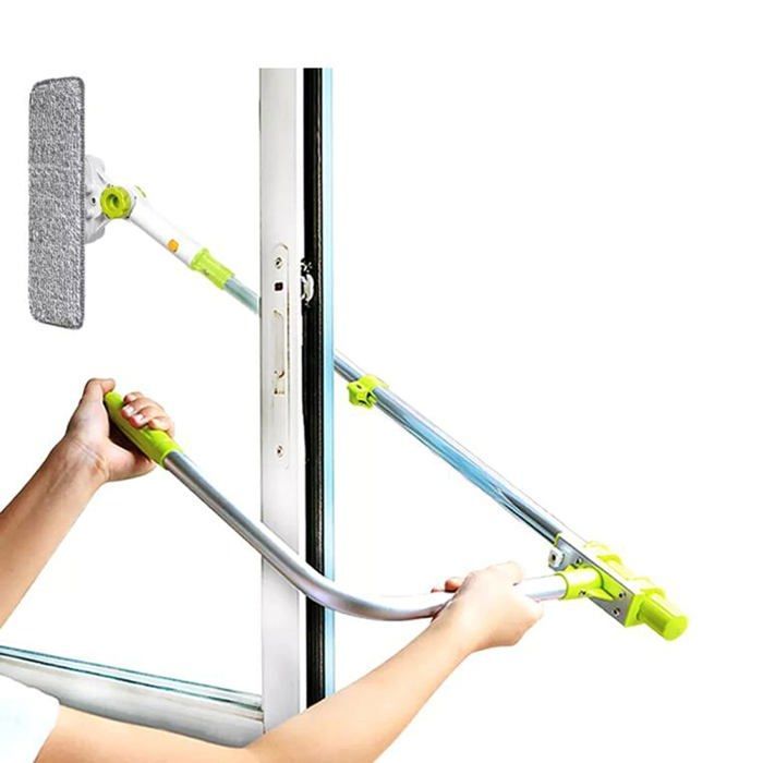 Limpiacristales con mango telescópico, extensible en un ángulo preciso, y rasqueta exterior de doble cara.