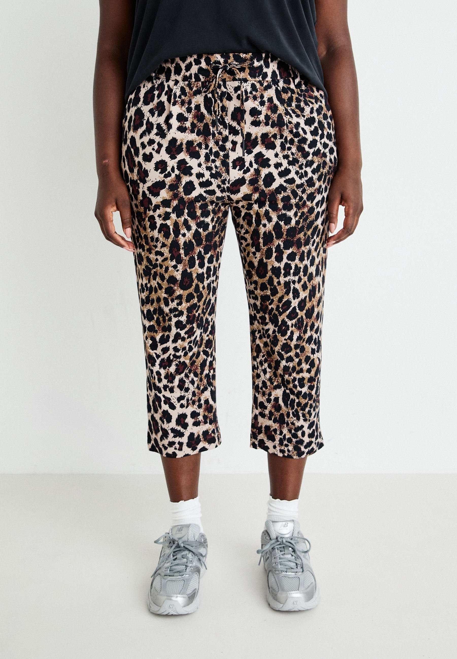 ALLEEN Carmakoma-broek - taupe