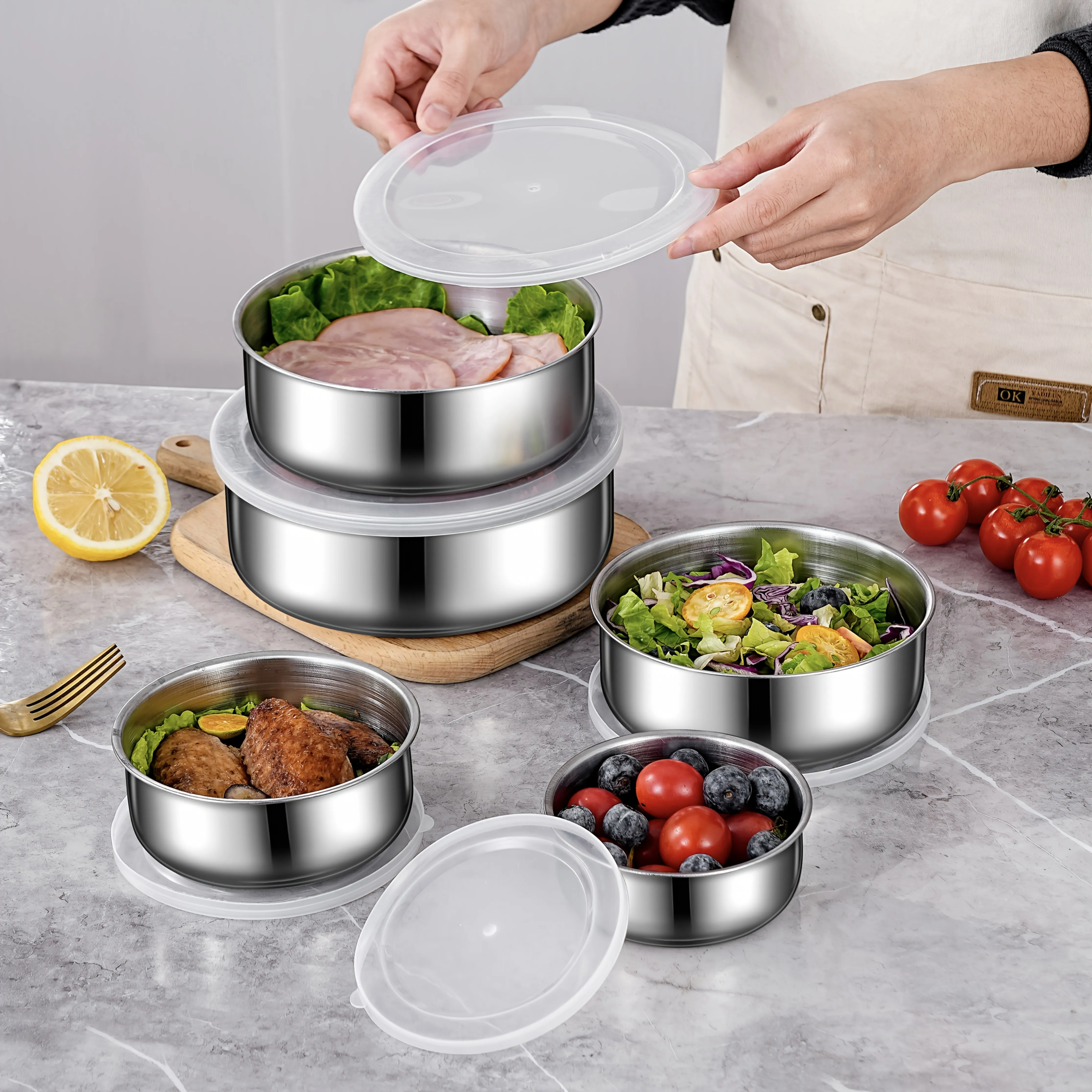 Ensemble de 5 boîtes de conservation avec couvercle, idéal pour ranger les légumes, les fruits et les accessoires de cuisine.