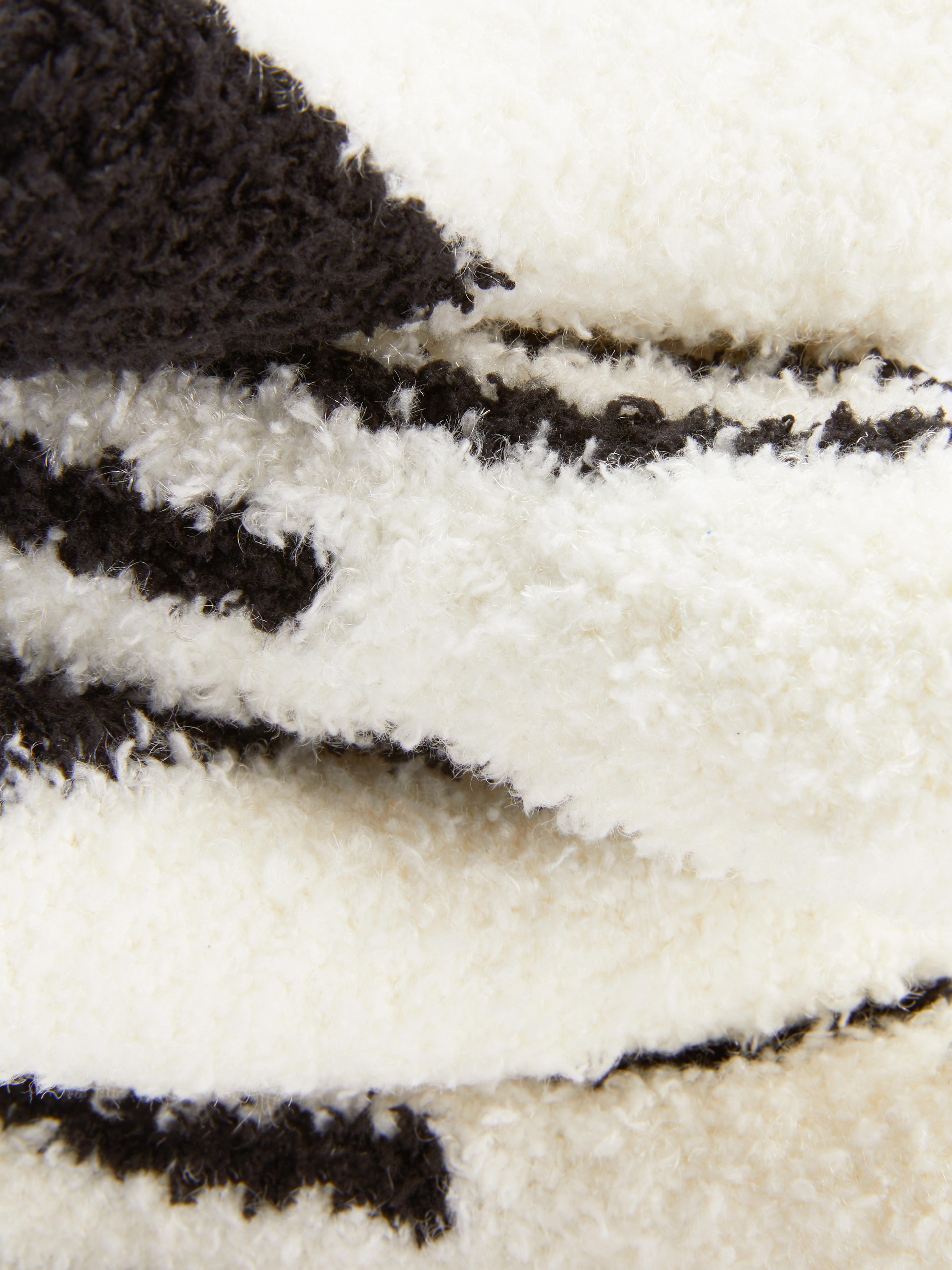 Warme, gemusterte Socken, 2 Paar. Diese flauschigen Socken reichen bis zur Mitte der Wade und sind perfekt zum Entspannen zu Hause.