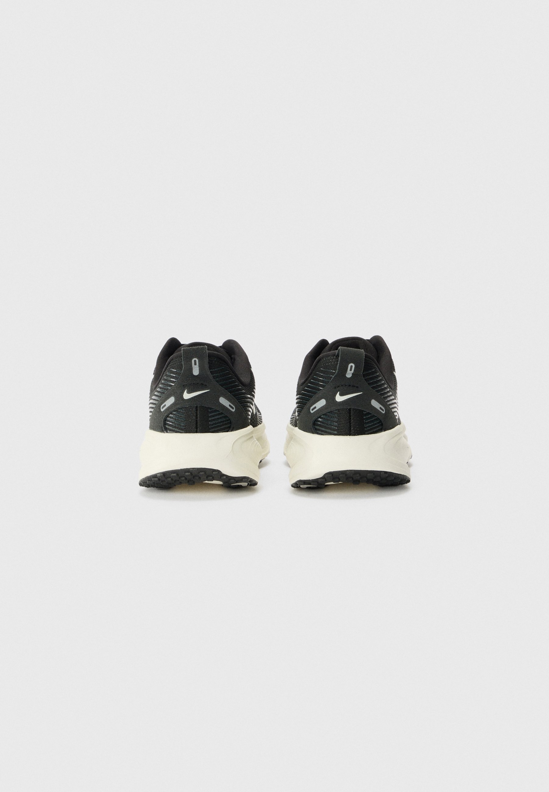 Nike Performance VOMERO 18 UNISEX - Hardloopschoenen voor op de weg - zwart/summit wit/kokosmelk
