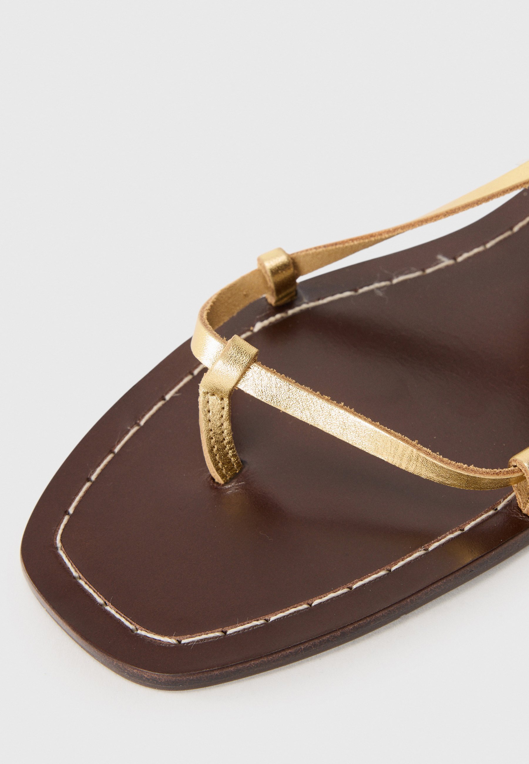 Loeffler Randall LIANNA - T-band sandalen - goudkleurig/espresso