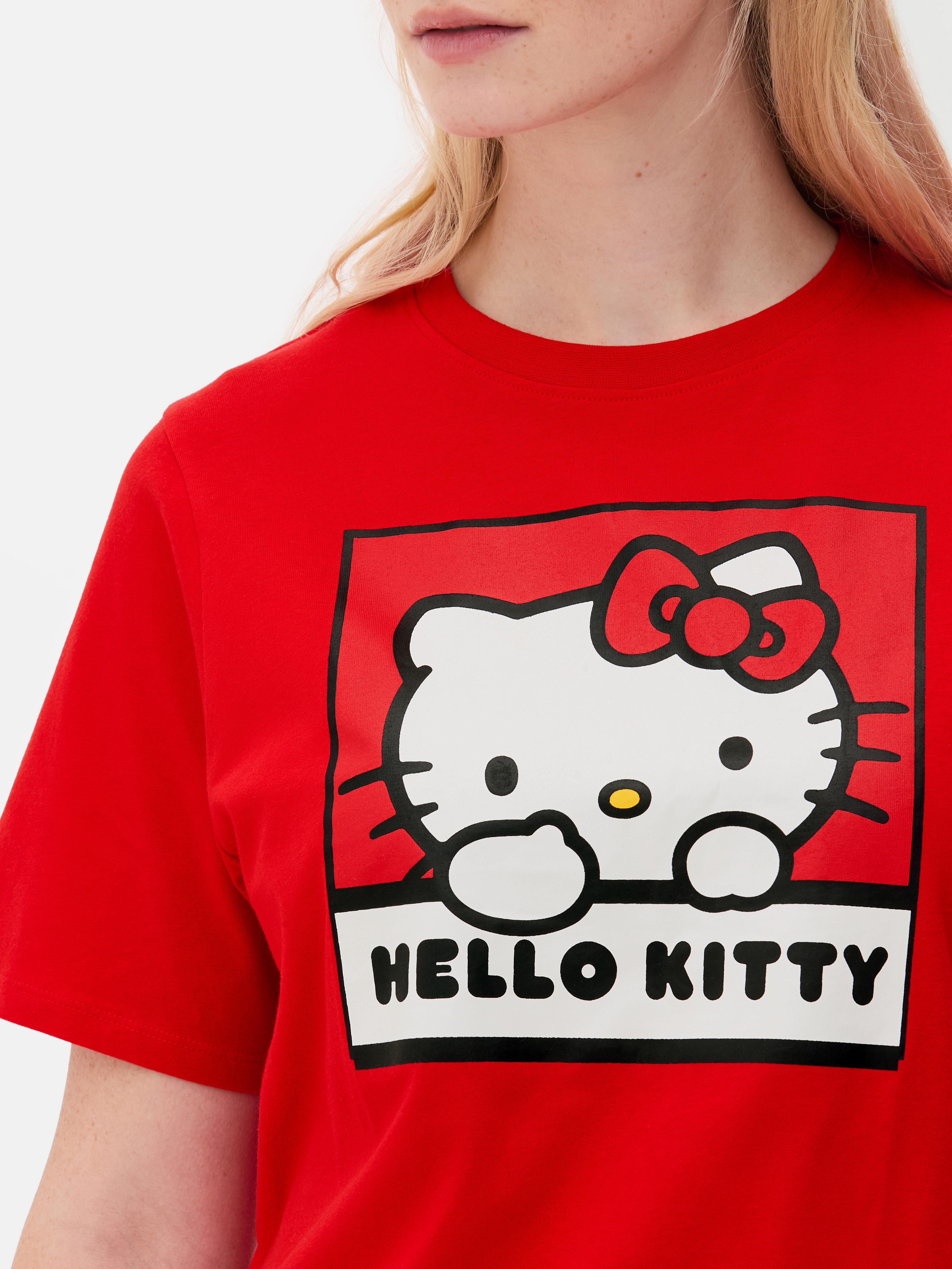 Pigiama di Hello Kitty con maglietta e pantaloni della tuta. Addio ai noiosi pigiami, dai il benvenuto a questo pigiama di Hello Kitty.