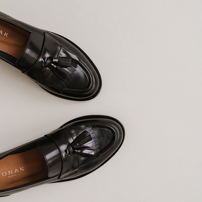 Mocassins à talons plats et pompons  en cuir noir