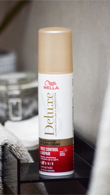 Wella Deluxe Style & Restore veidošanas krēms izlīdzina un atjauno bojātus matus.