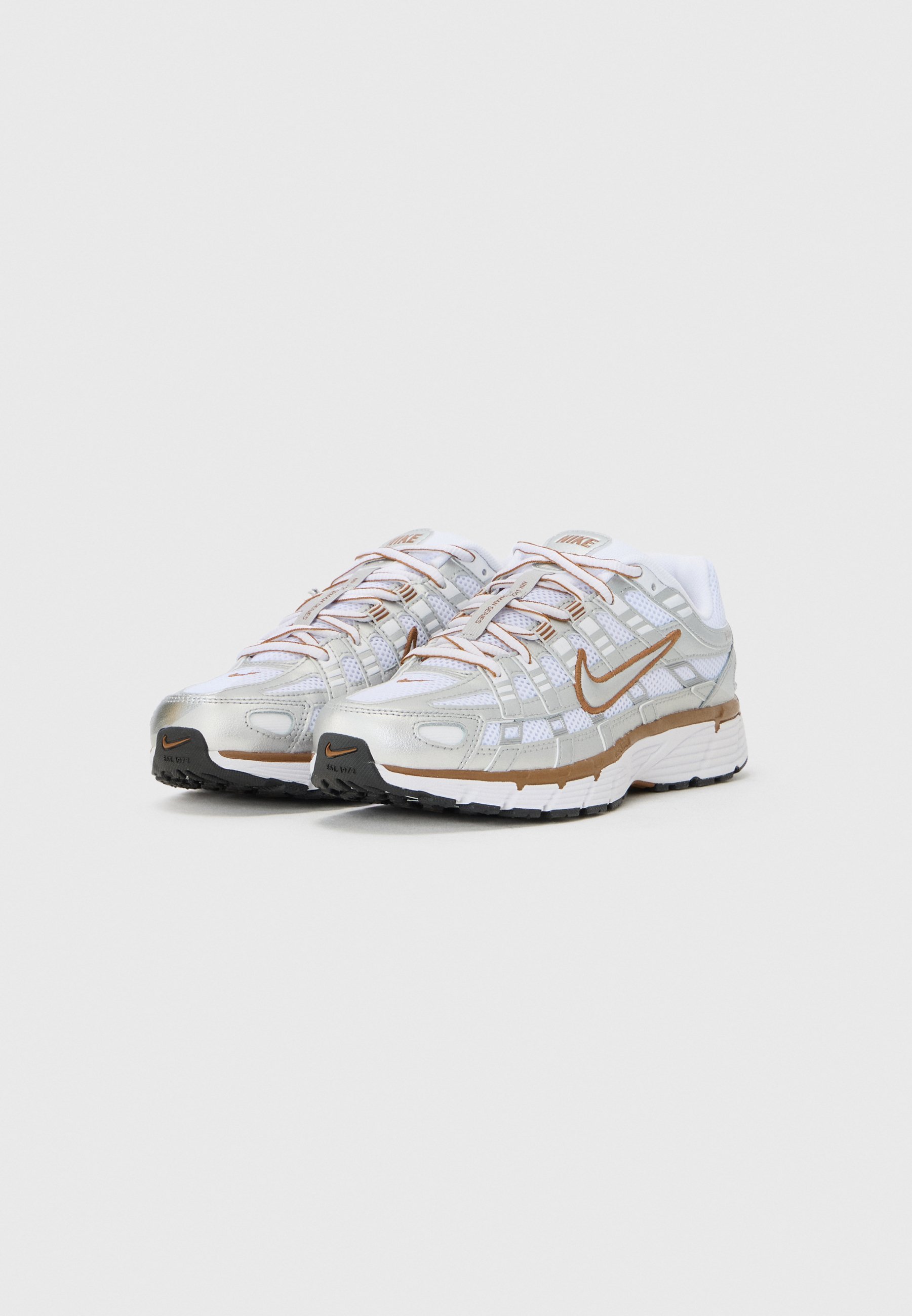 Nike Sportswear P 6000 – Sneaker – Weiß/Metallic-Silber/British Tan/Sail