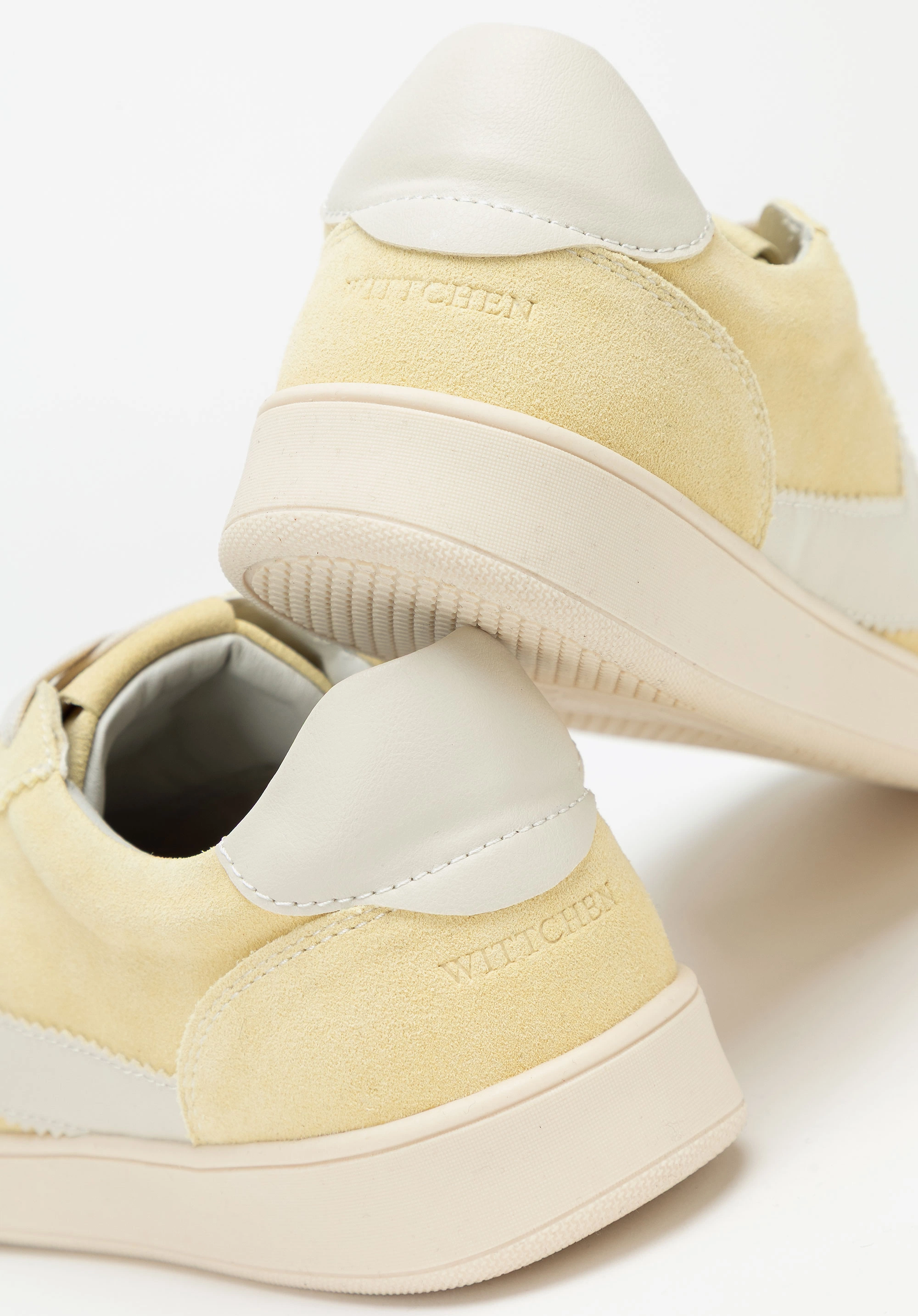Zamszowe sneakersy z kontrastowymi wstawkami z ekoskóry żółto - białe