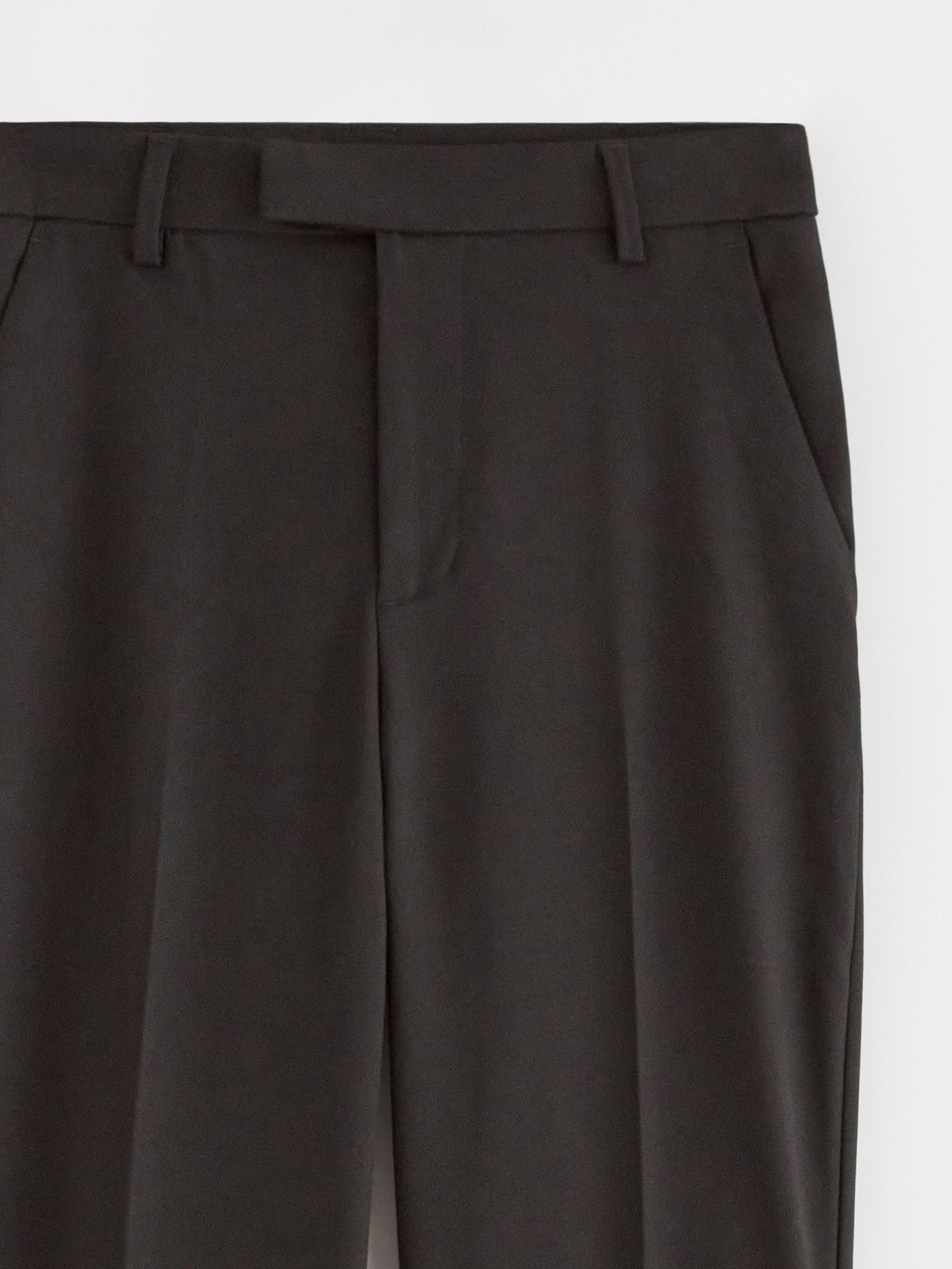 Pantalones cortos POLLY con perneras extralargas, color negro.