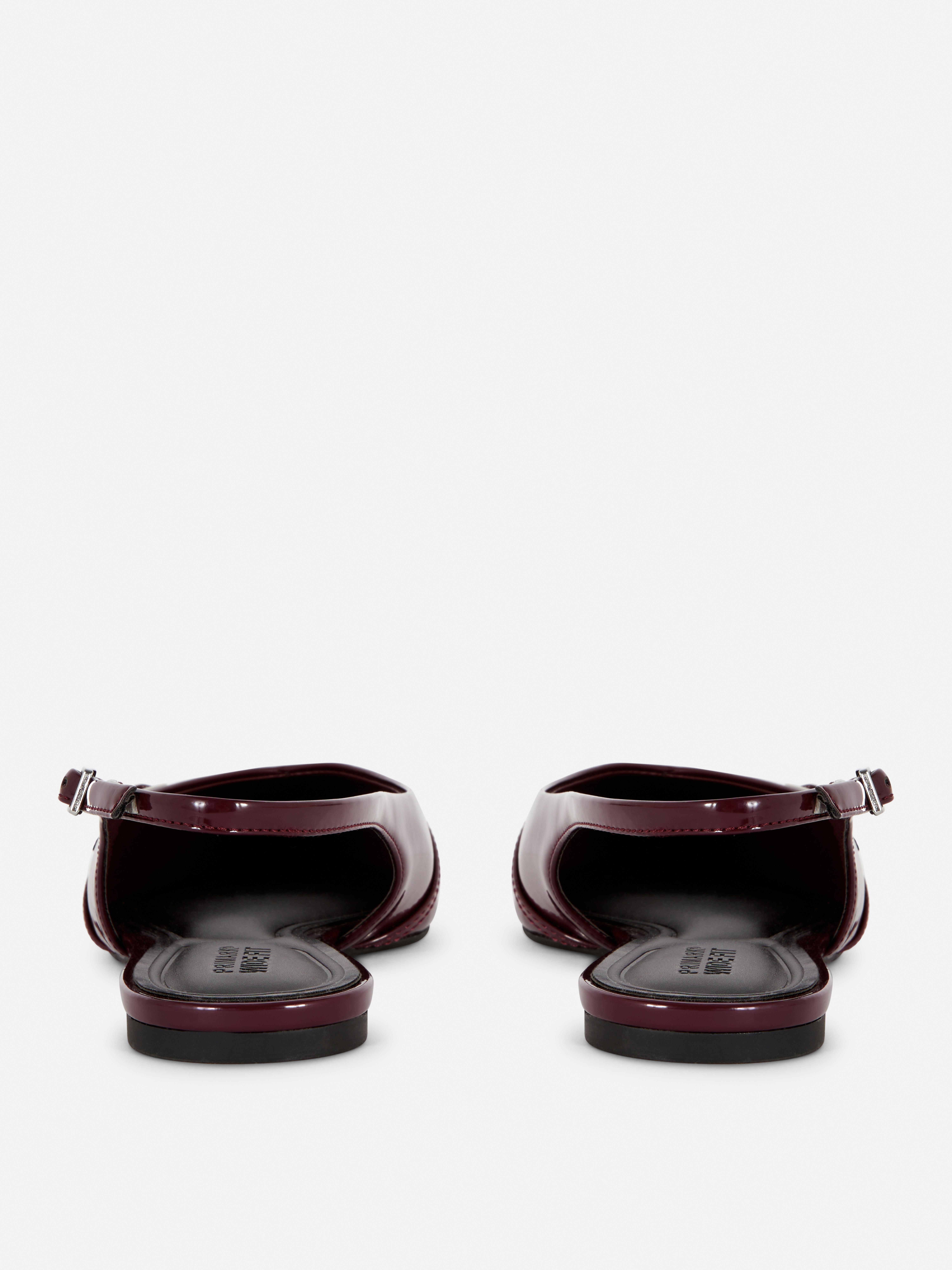Décolleté slingback a pianta larga con punta affusolata e fibbia.