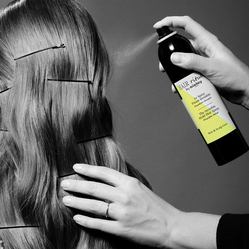 Hair Rituel by Sisley: Spray de fixação invisível para uma fixação natural.