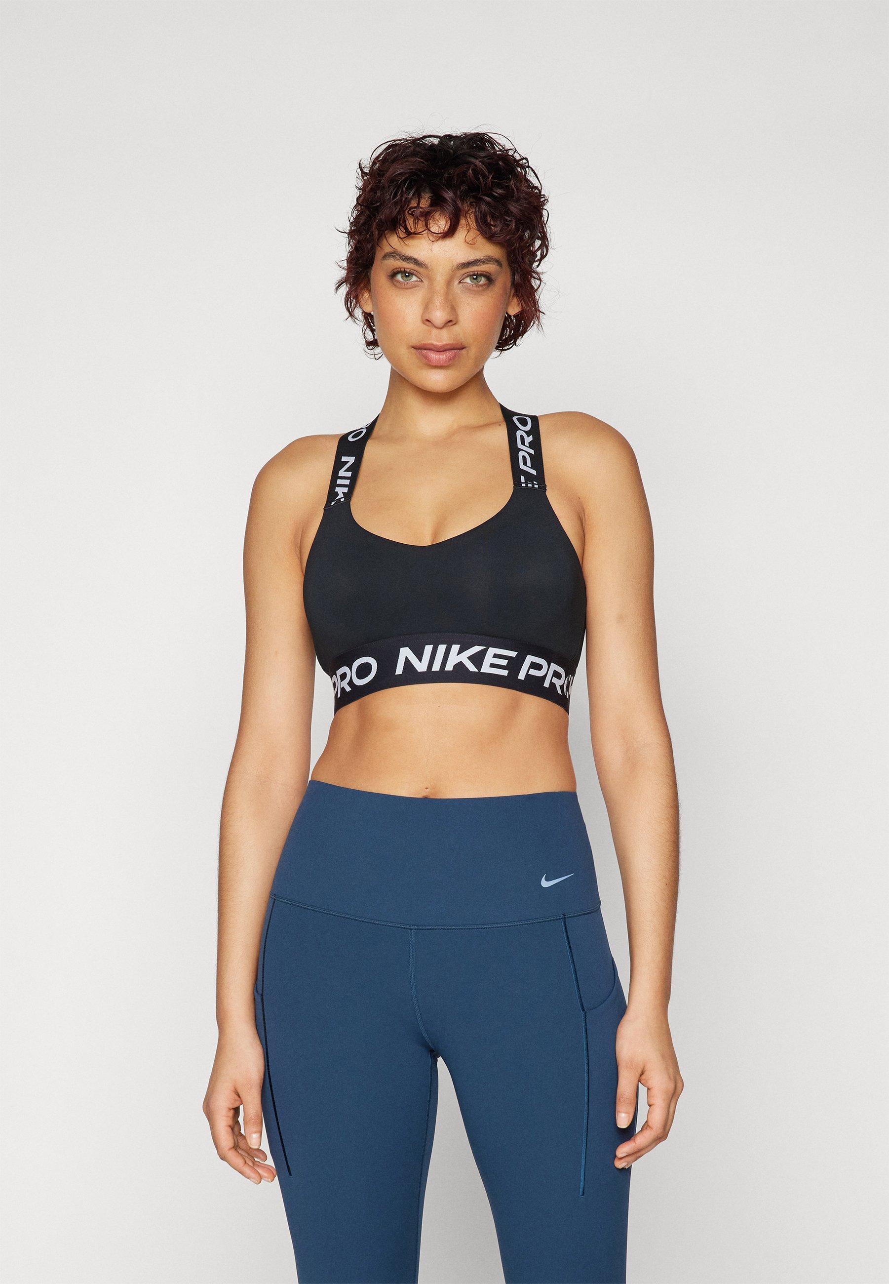 Nike Performance BRA - Könnyű tartást adó sportmelltartó - fekete/fehér