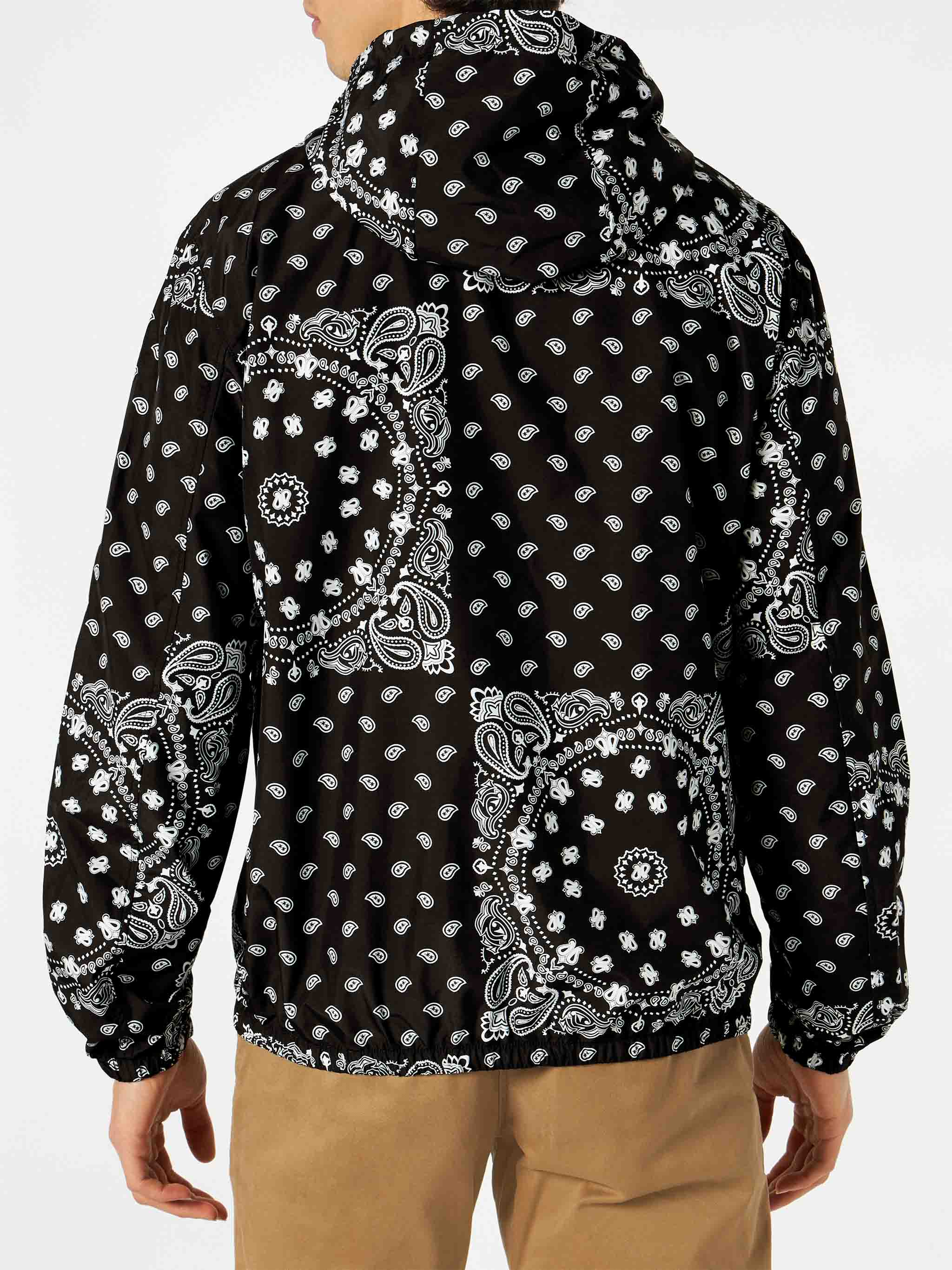 Lichtgewicht windjack voor heren met capuchon en bandana-print.